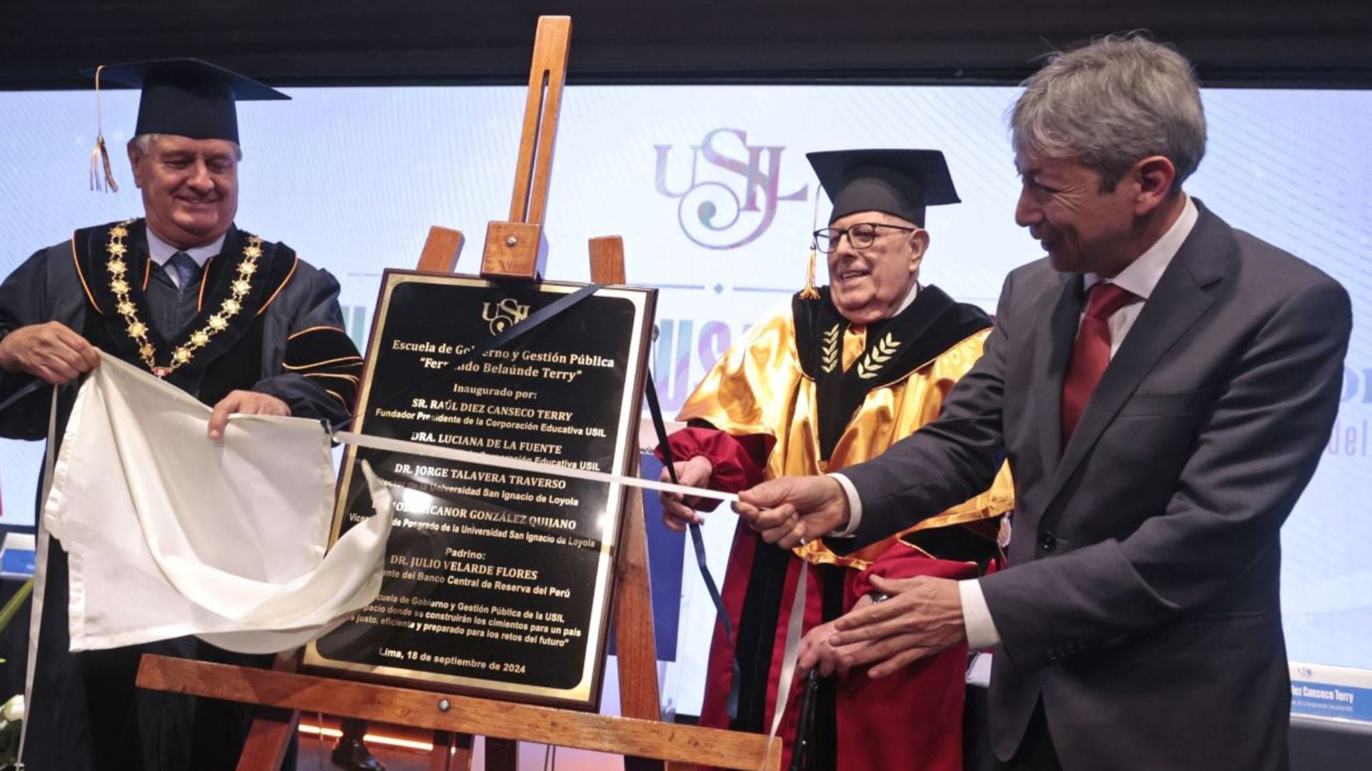 Julio Velarde develando su placa de doctor honoris causa