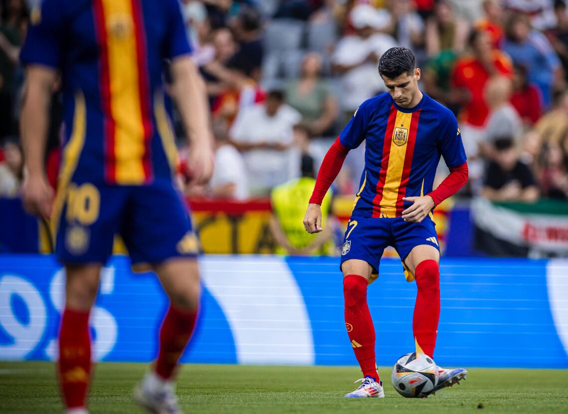 Álvaro Morata, capitán de la selección española de fútbol, durante el calentamiento antes de la semifinal contra Francia (Selección Española de Fútbol)