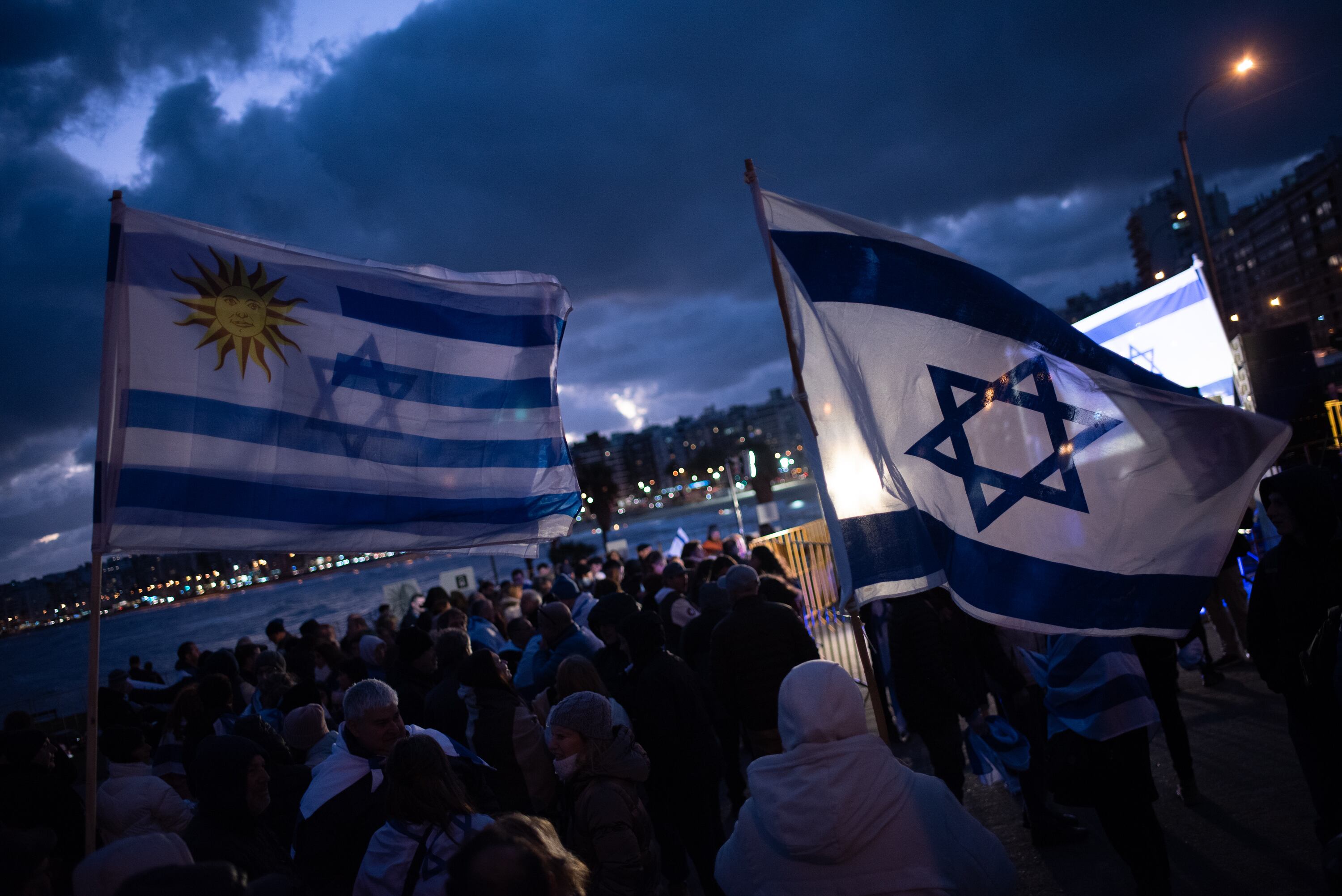 Personas se manifiestan en apoyo a Israel, en Montevideo (Uruguay). EFE/Gianni Schiaffarino
