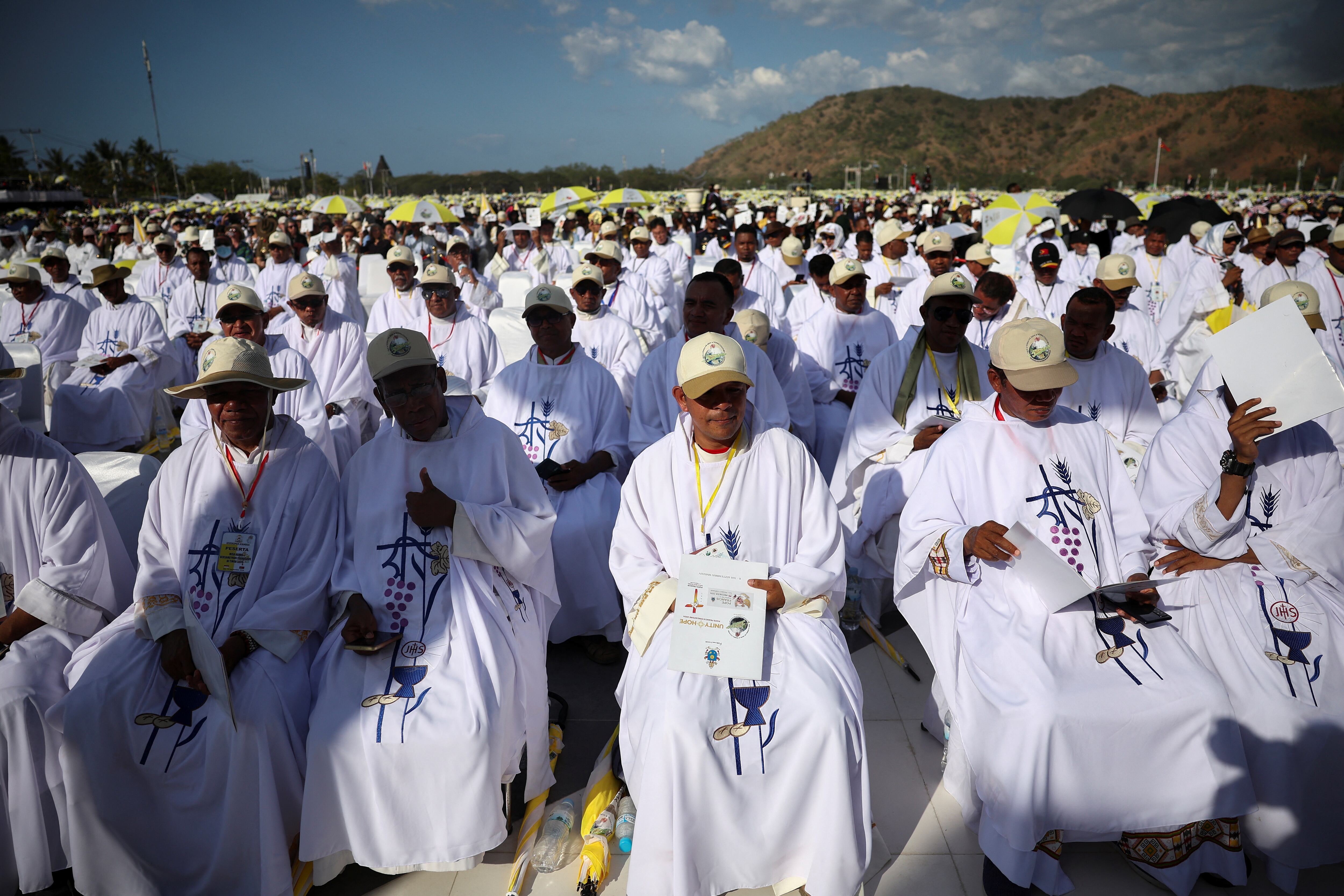 Sacerdotes esperan el inicio de la Santa Misa que presidirá el Papa Francisco en la Explanada de Taci Tolú.