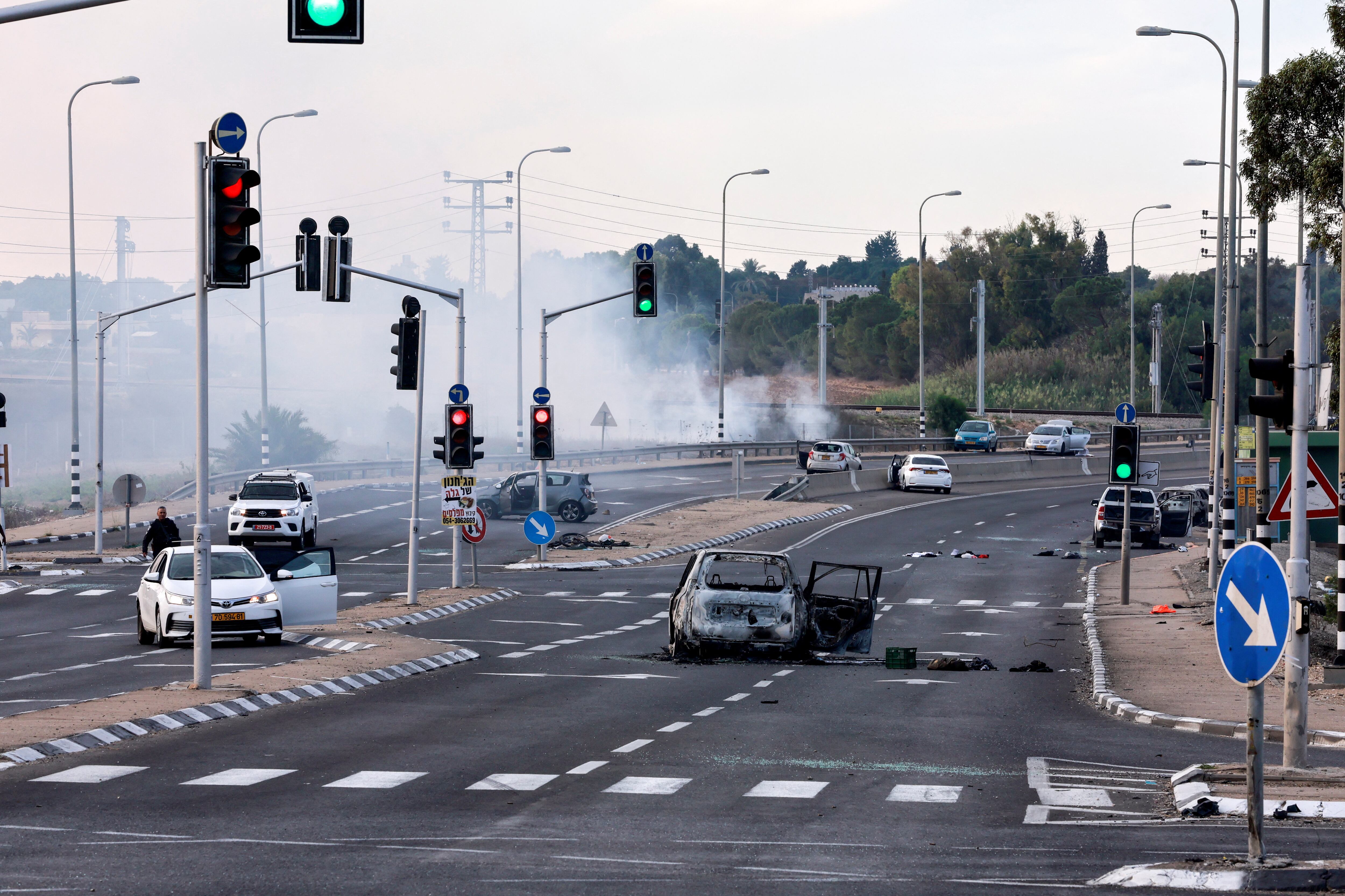 Un cruce de carreteras en Sderot muestra las consecuencias del ataque de hombres armados de Hamas el 7 de octubre de 2023
