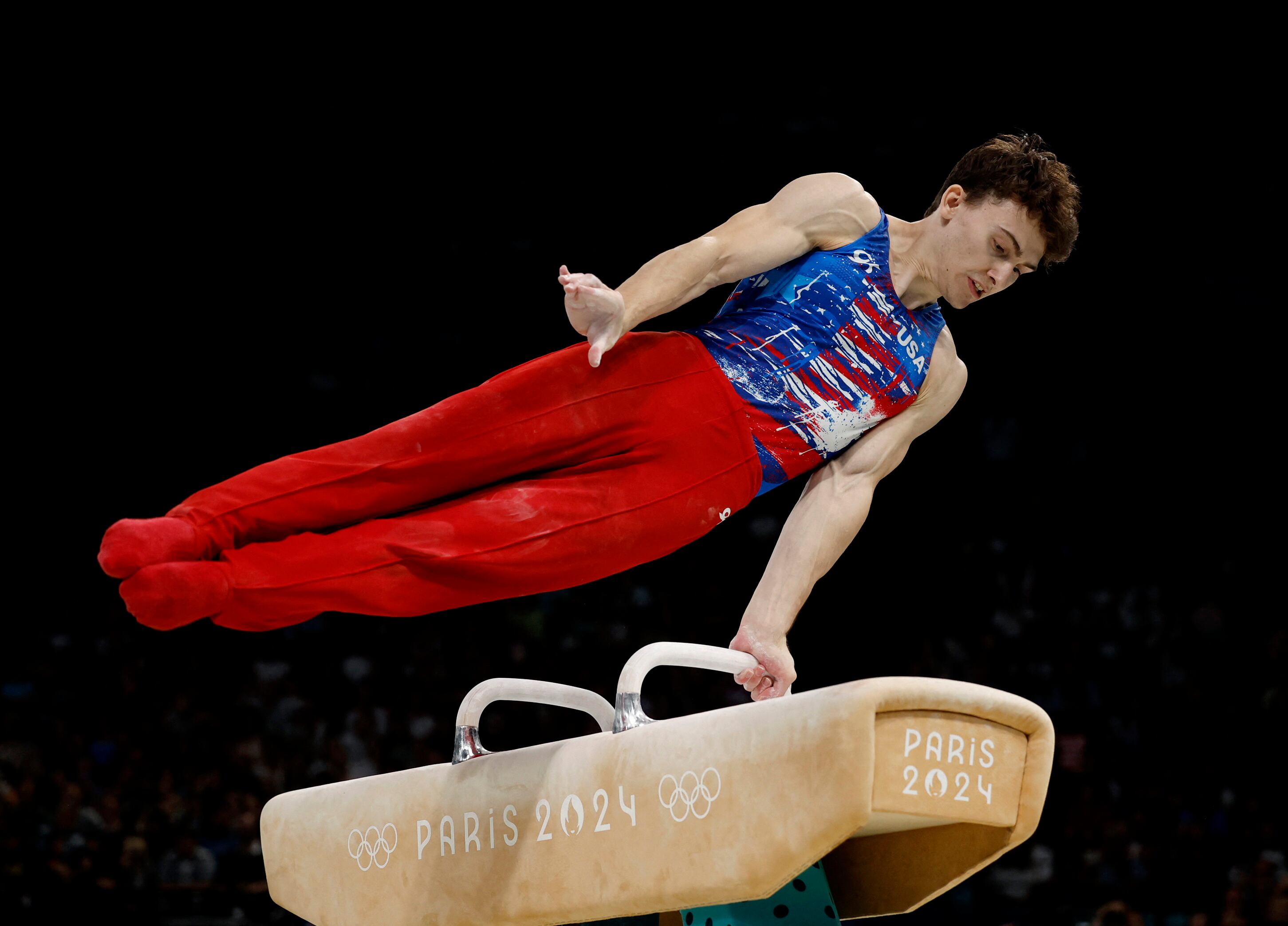 El gimnasta estadounidense Stephen Nedoroscik desafía expectativas y se convierte en sensación de las redes, ayudando a su equipo a conseguir el bronce tras 16 años. (REUTERS/Amanda Perobelli)