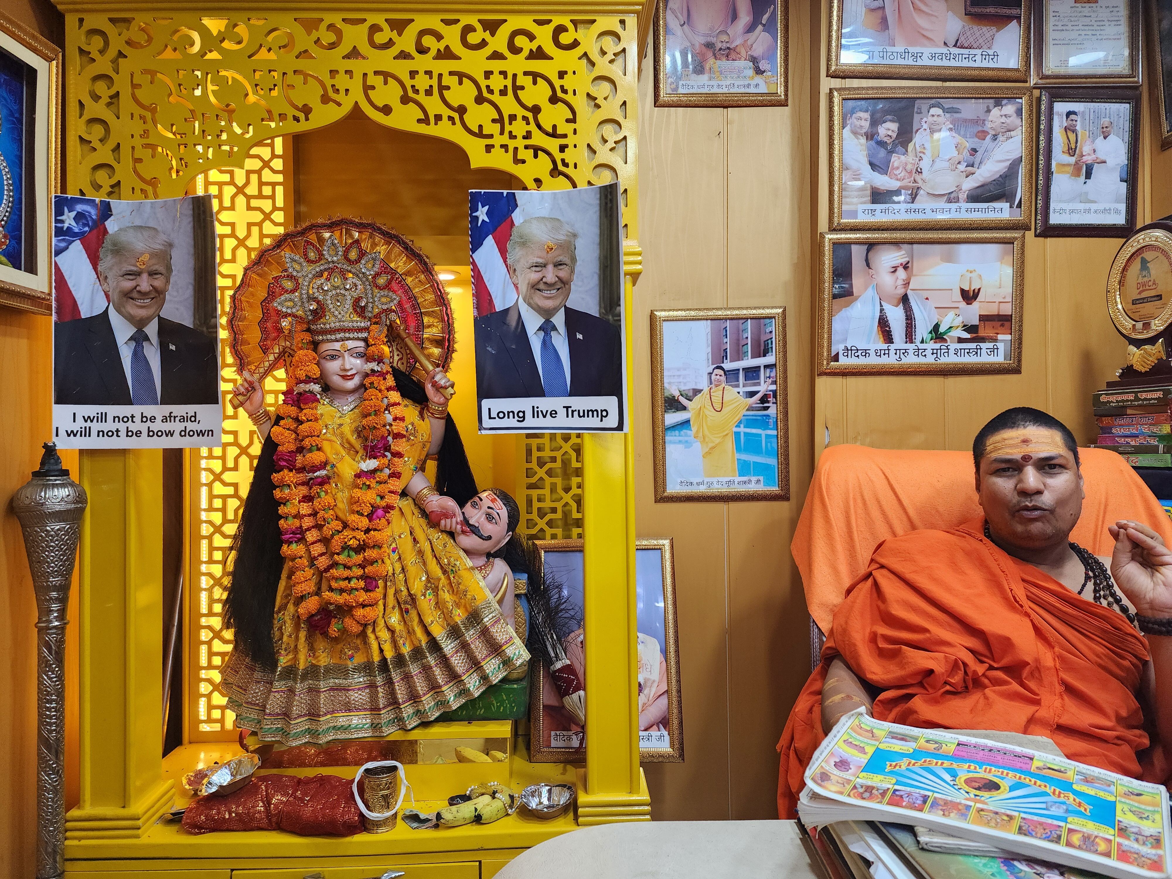 Hombres con túnicas azafrán en Delhi recitan mantras para la seguridad de Trump. (Karishma Mehrotra/The Washington Post)