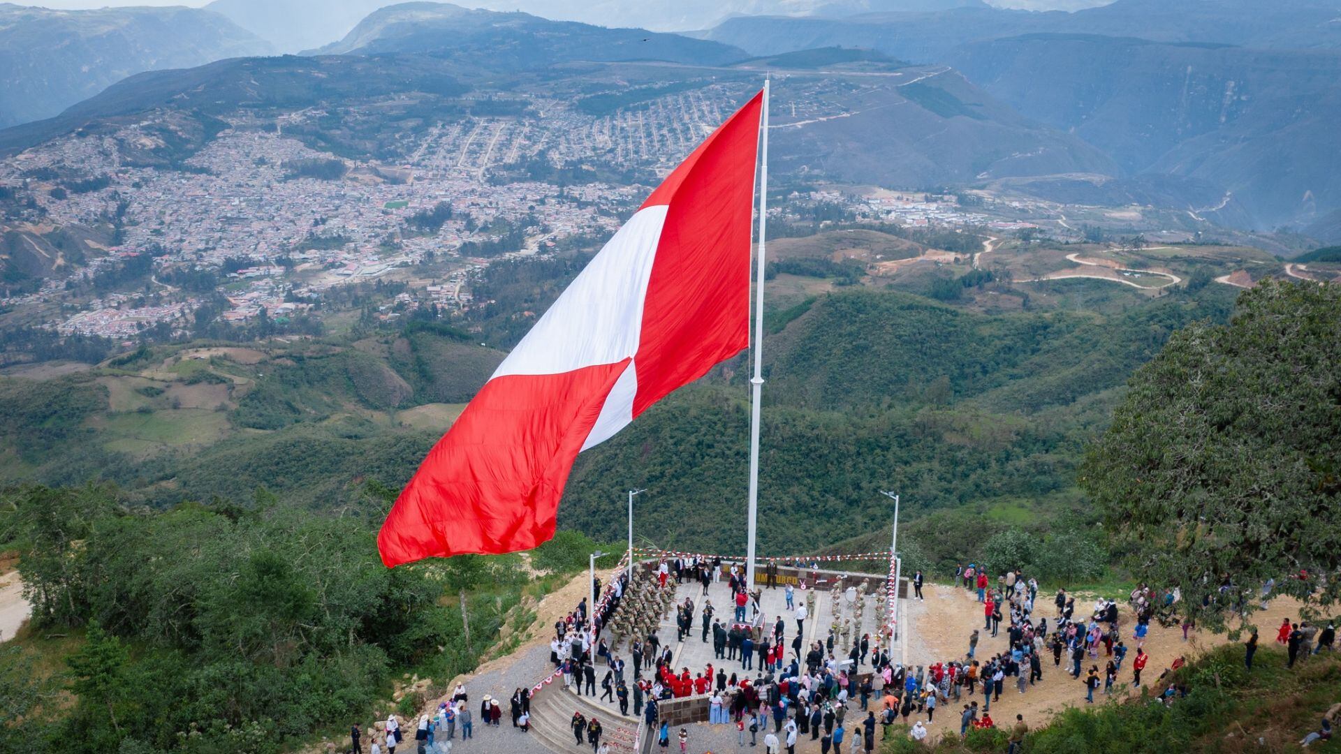 Izan la bandera más grande en Chachapoyas