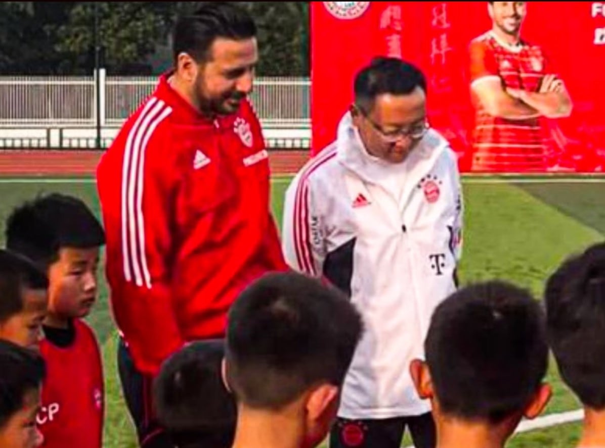 En su primera visita a China, Claudio Pizarro compartió con los niños de la escuela de fútbol de Bayern Munich.