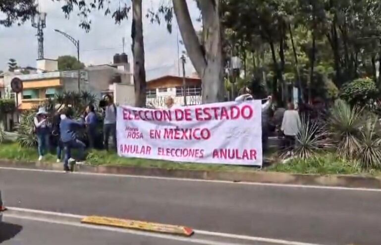 Protesta de la Marea Rosa afuera del TEPJF