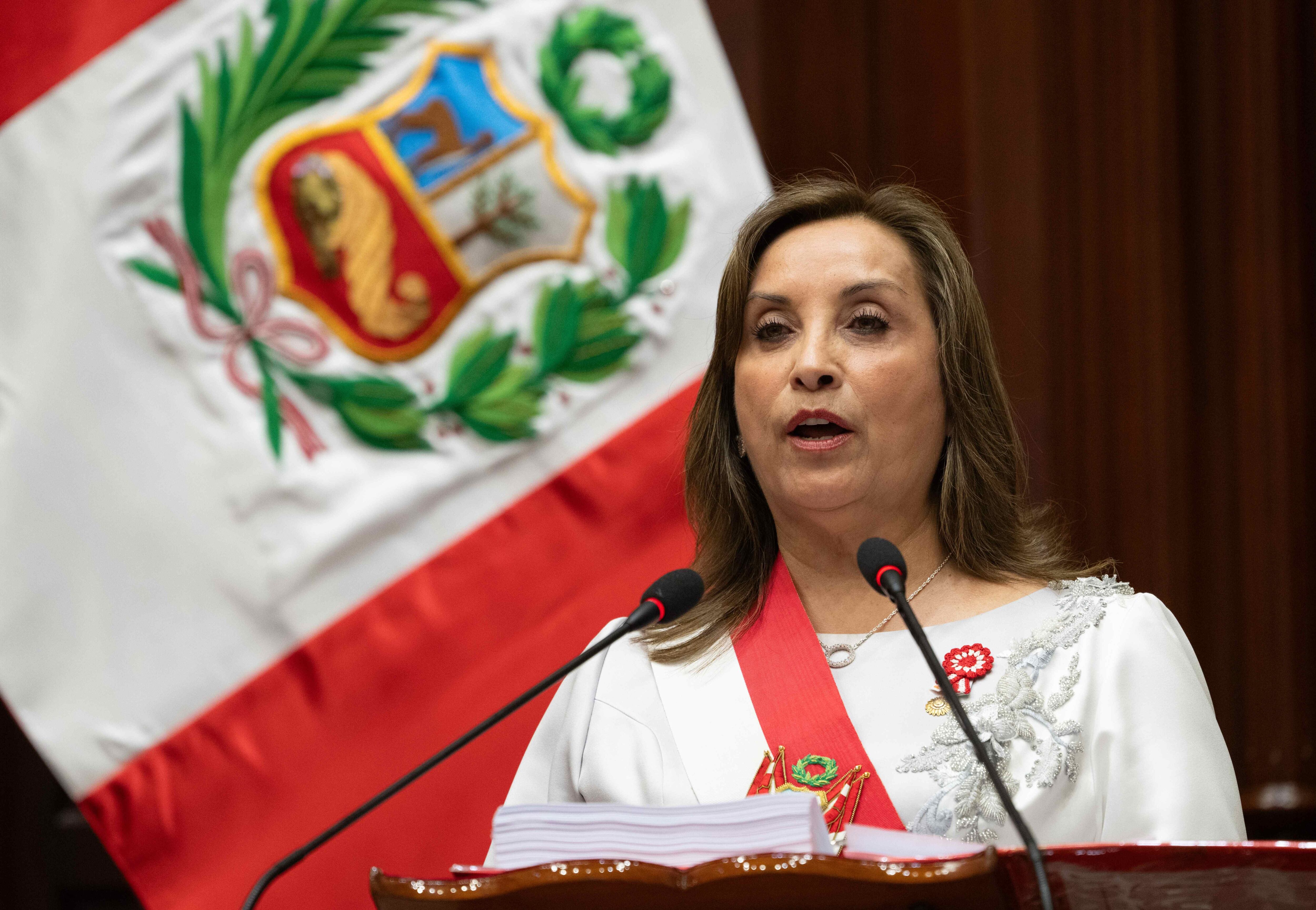 La presidenta peruana, Dina Boluarte, habla ante el Congreso este domingo 28 de julio de 2024 en Lima (Perú). EFE/Cristobal Bouroncle/Pool
