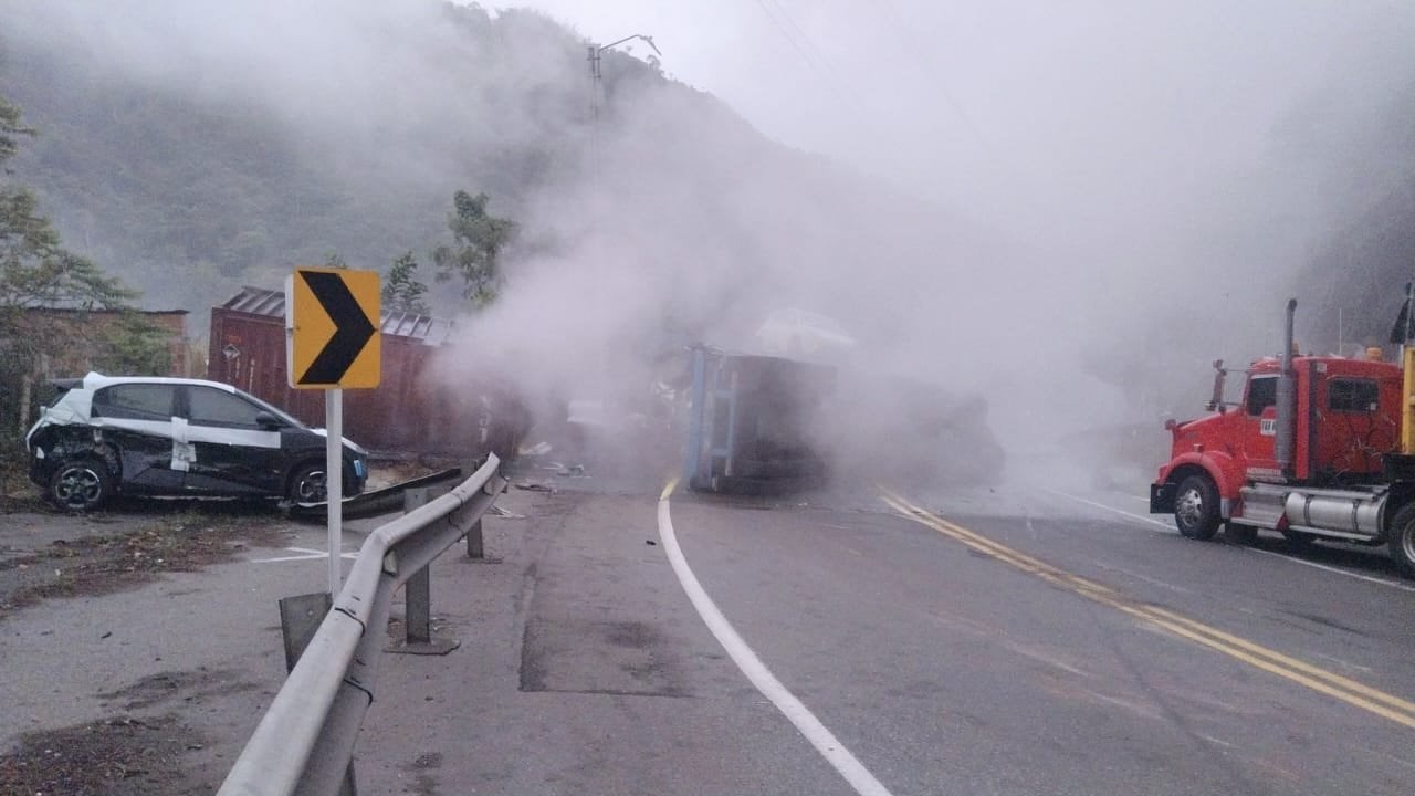 Un camión que transportaba sustancias peligrosas chocó contra uno tipo “niñera” que transportaba varios automotores - crédito redes sociales