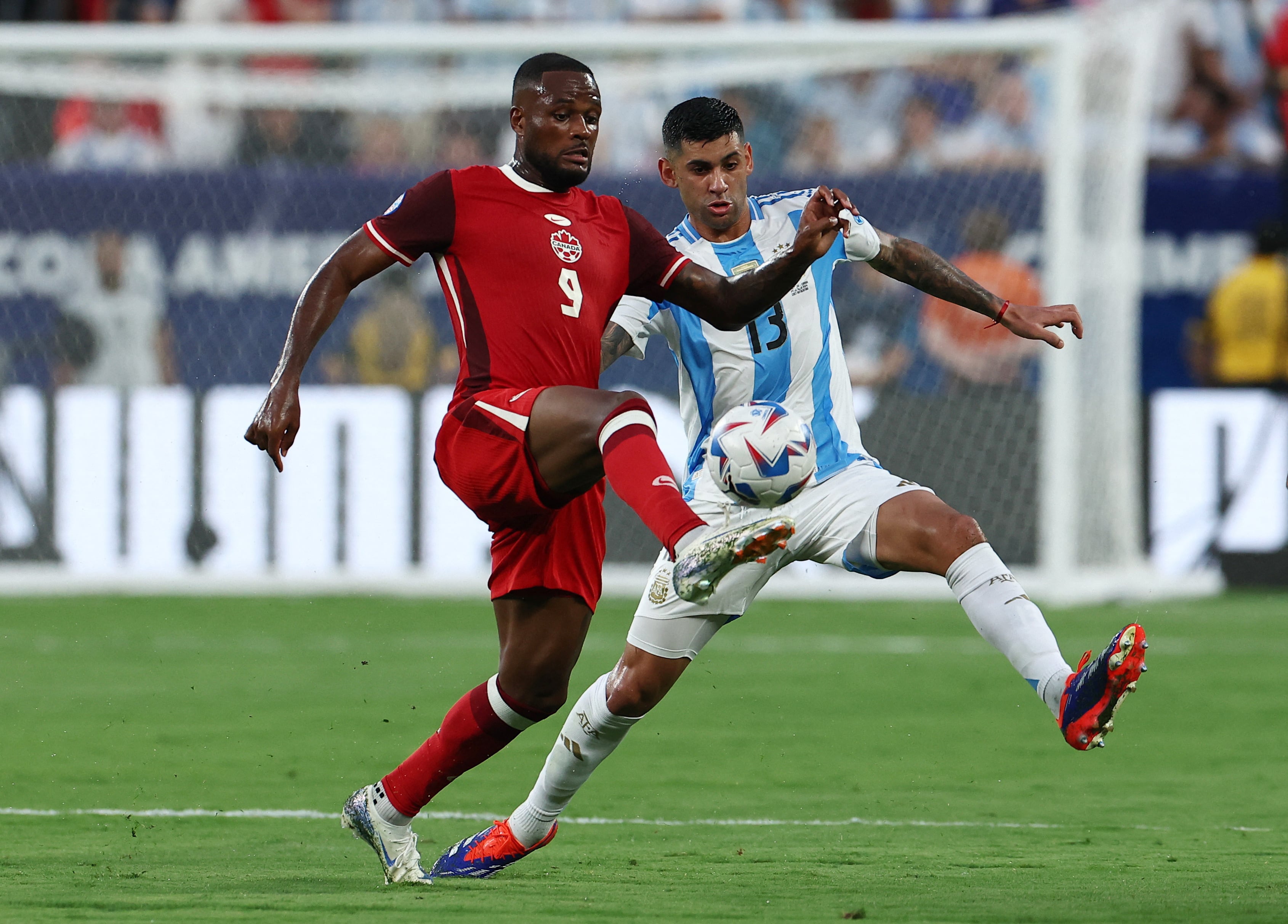 Cyle Larin quiere controlar ante la marca de Cristian Romero 