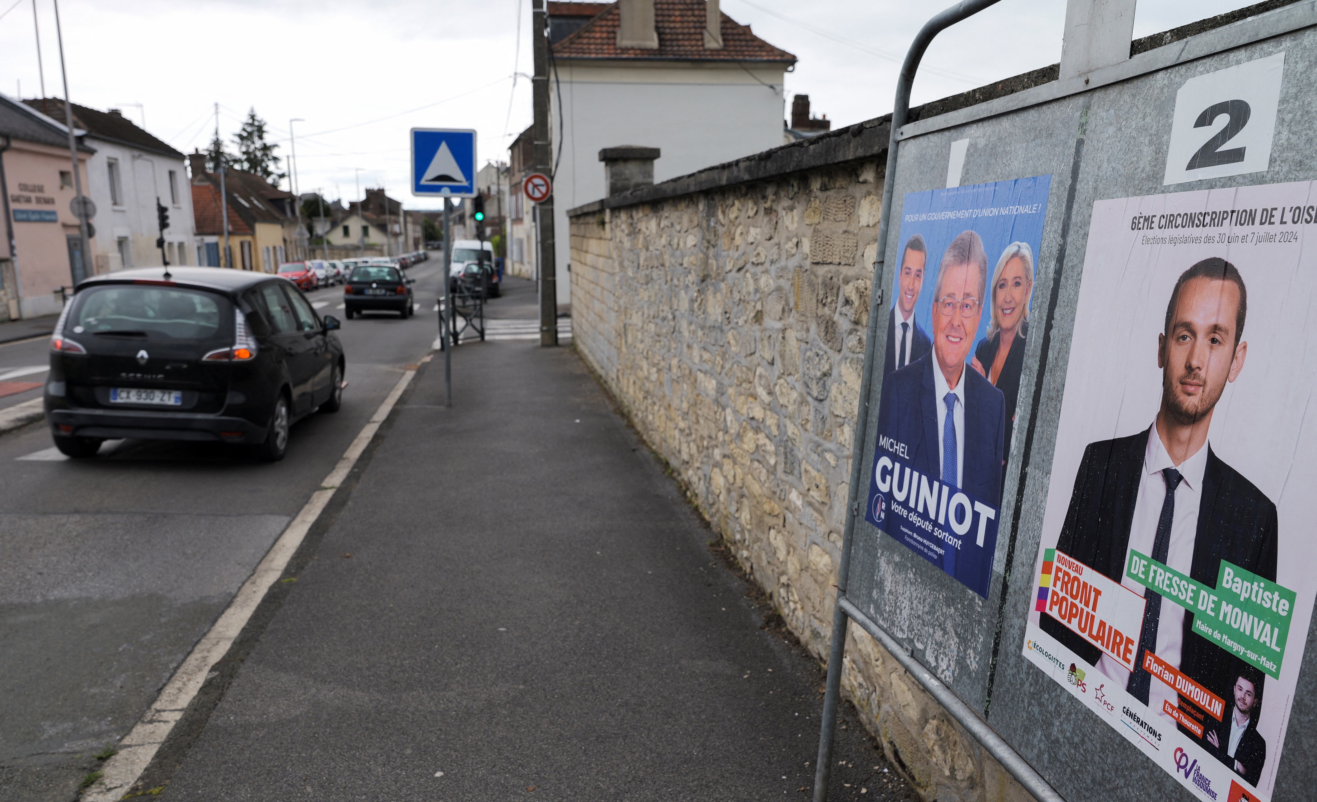 Carteles de campaña se ven en los tablones electorales antes de la segunda vuelta de las elecciones parlamentarias anticipadas francesas, en Crepy-en-Valois, cerca de París, Francia (REUTERS/Christophe Van Der Perre)
