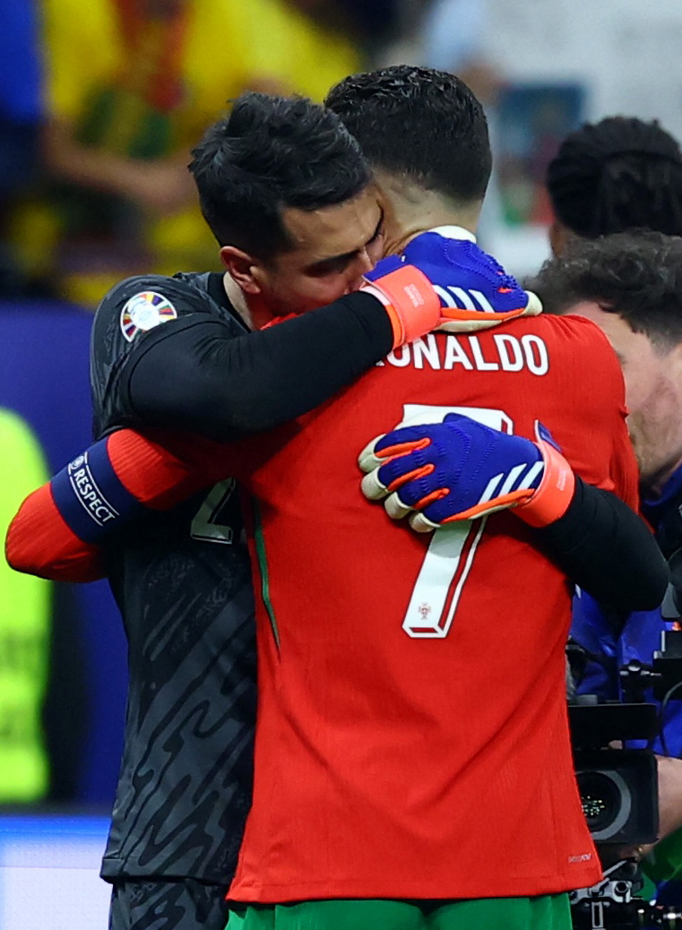 El sentido abrazo de agradecimiento de Cristiano Ronaldo (REUTERS/Kai Pfaffenbach)