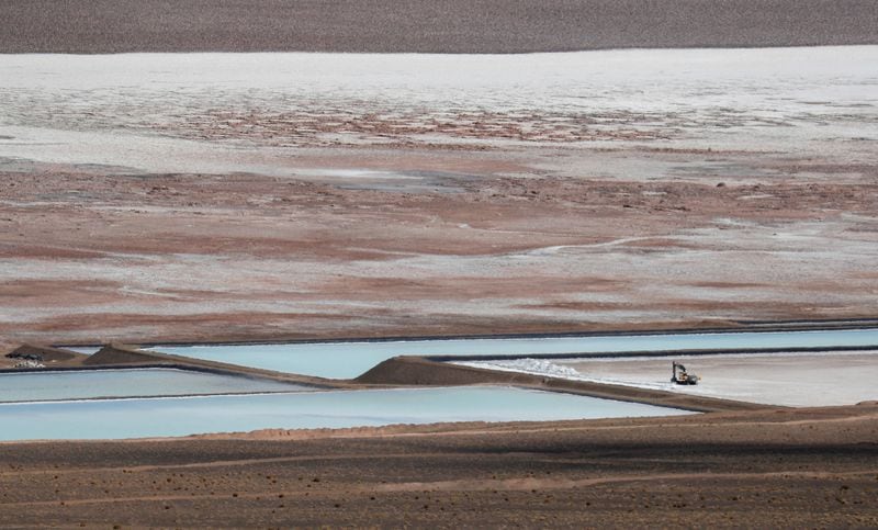 Piletas de evaporación usadas para extraer litio en Salar del Rincón, Salta