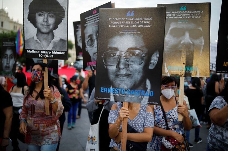 FOTO DE ARCHIVO. Manifestantes sostienen fotos de personas asesinadas durante el Gobierno del expresidente de Perú, Alberto Fujimori, en Lima. REUTERS/Sebastian Castaneda