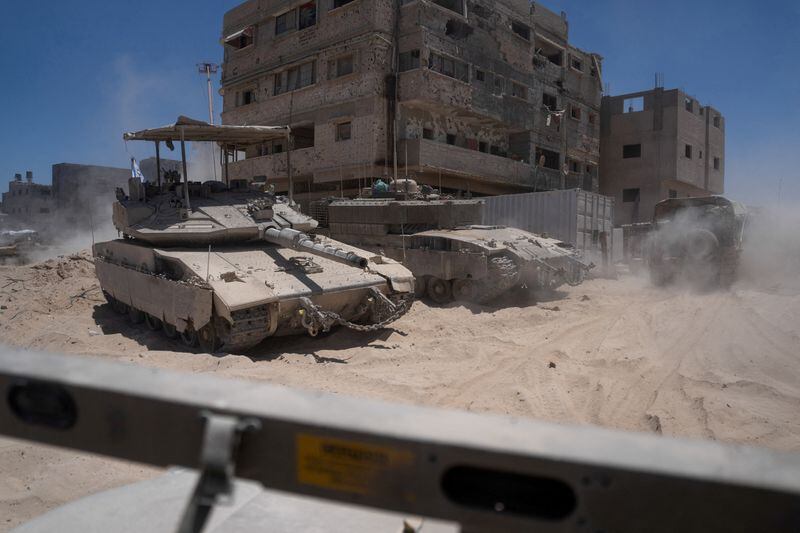 Tanques israelíes operan junto a edificios destruidos durante una operación terrestre en el sur de la Franja de Gaza  (Ohad Zwigenberg/Pool vía REUTERS/Archivo)