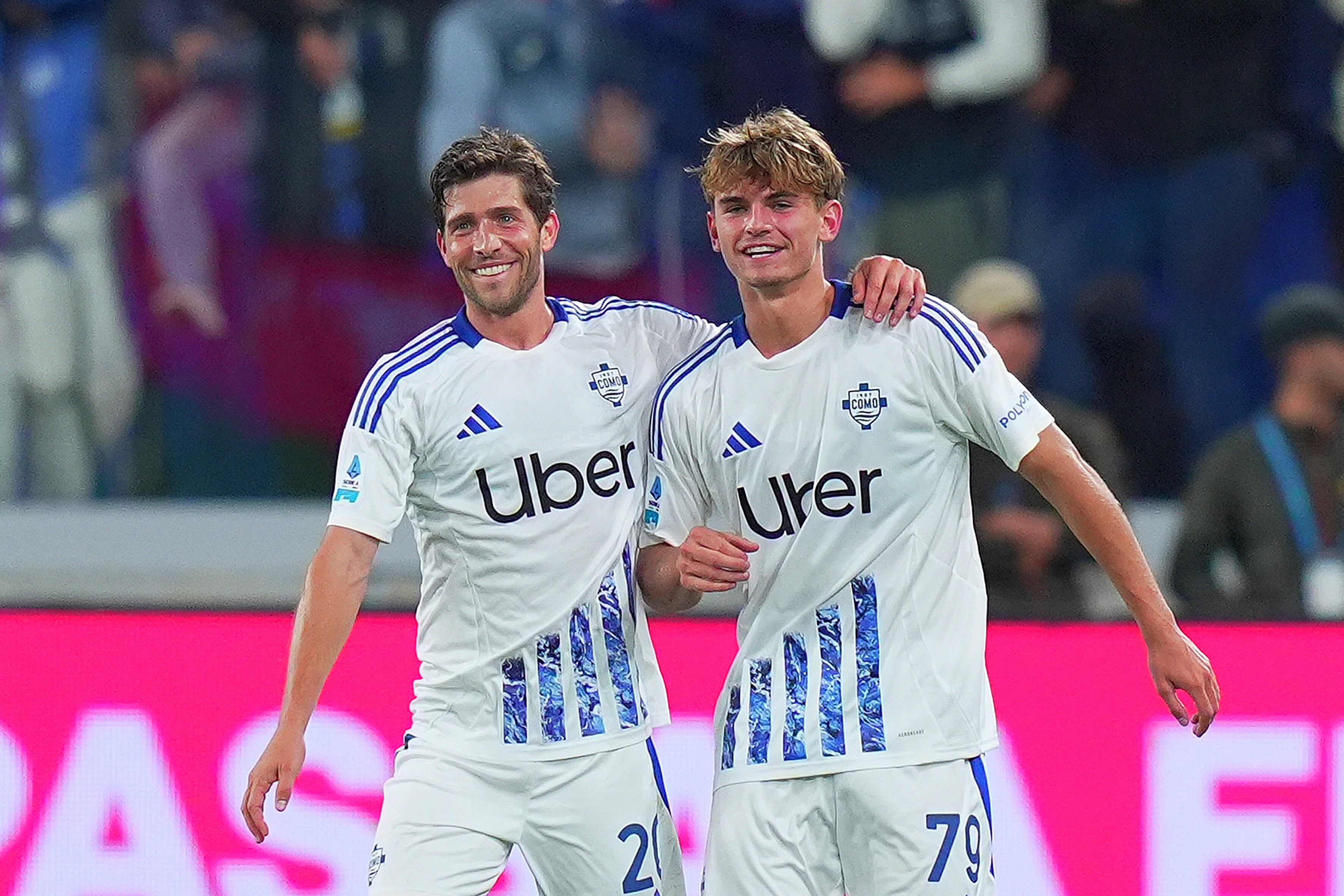 Nico Paz del Como celebra con Sergi Roberto tras anotar en el encuentro ante el Atalanta en la Serie A el martes 24 de septiembre del 2024 (Spada/LaPresse via AP)