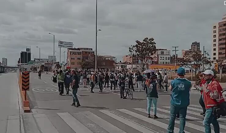 Manifestantes avanzan por la calle 26 con carrera 19, en sentido oriente - occidente, generando afectación vial. Autoridades acompañan - crédito Secretaría de Movilidad