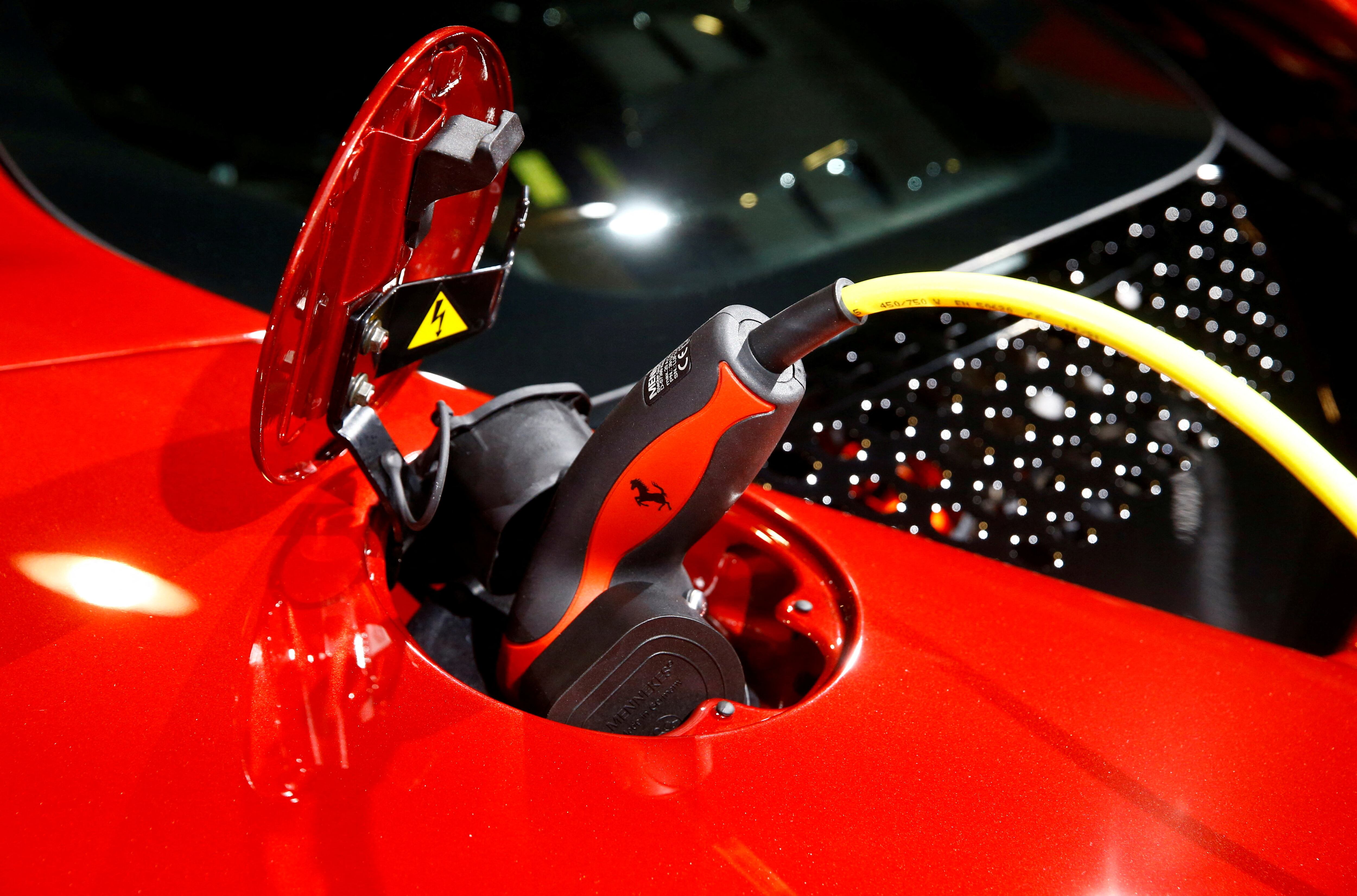 Aunque parezca una imagen de Inteligencia Artificial, no lo es. Se trata de un cargador de baterías Ferrari es una realidad y el camino hacia el que va parte de la producción de la marca italiana. REUTERS/Arnd Wiegmann/File Photo