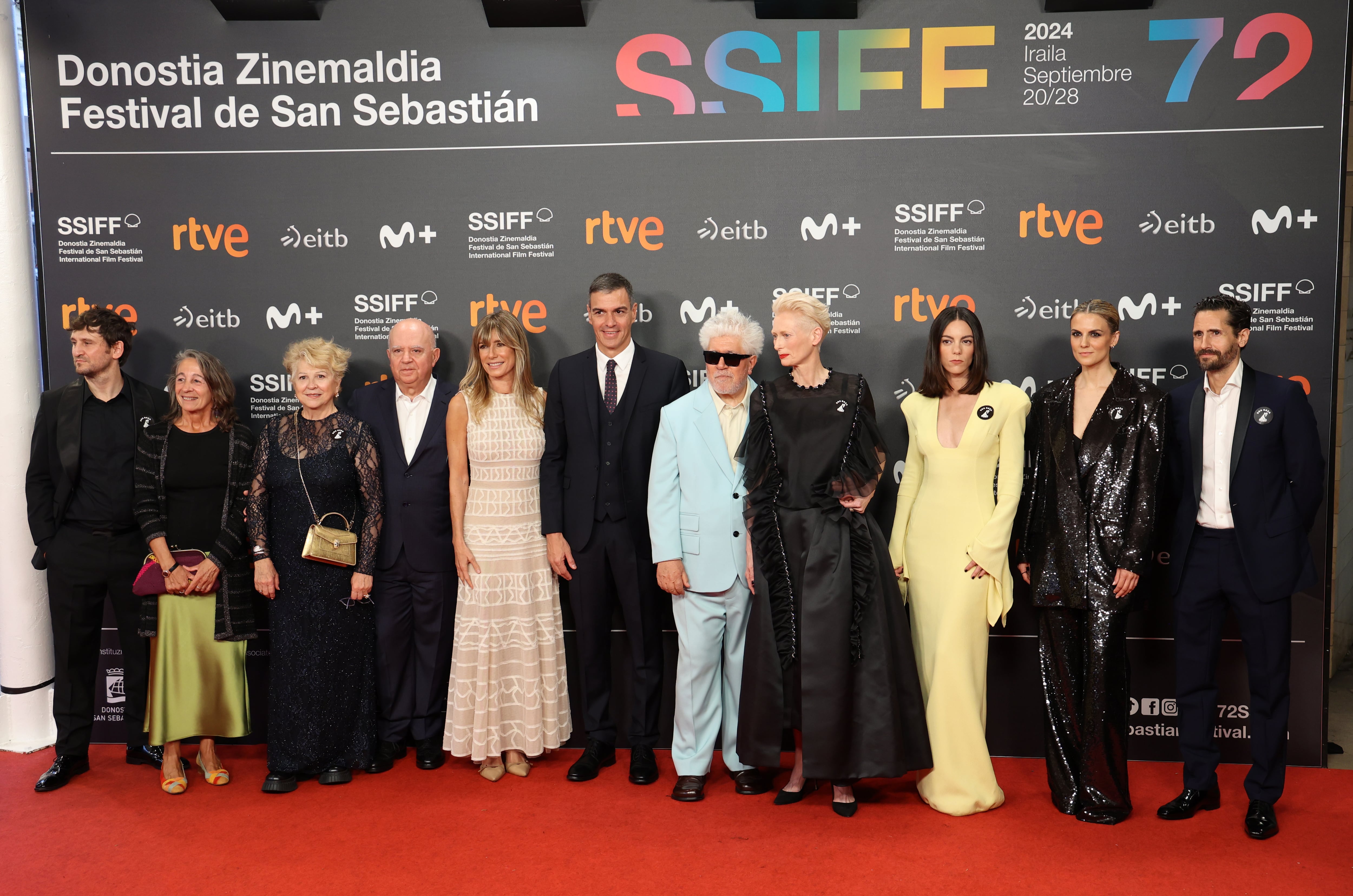 Begoña Gómez y Pedro Sánchez junto a actores en el photocall del Festival de Cine de San Sebastián (Raúl Terrel / Europa Press)