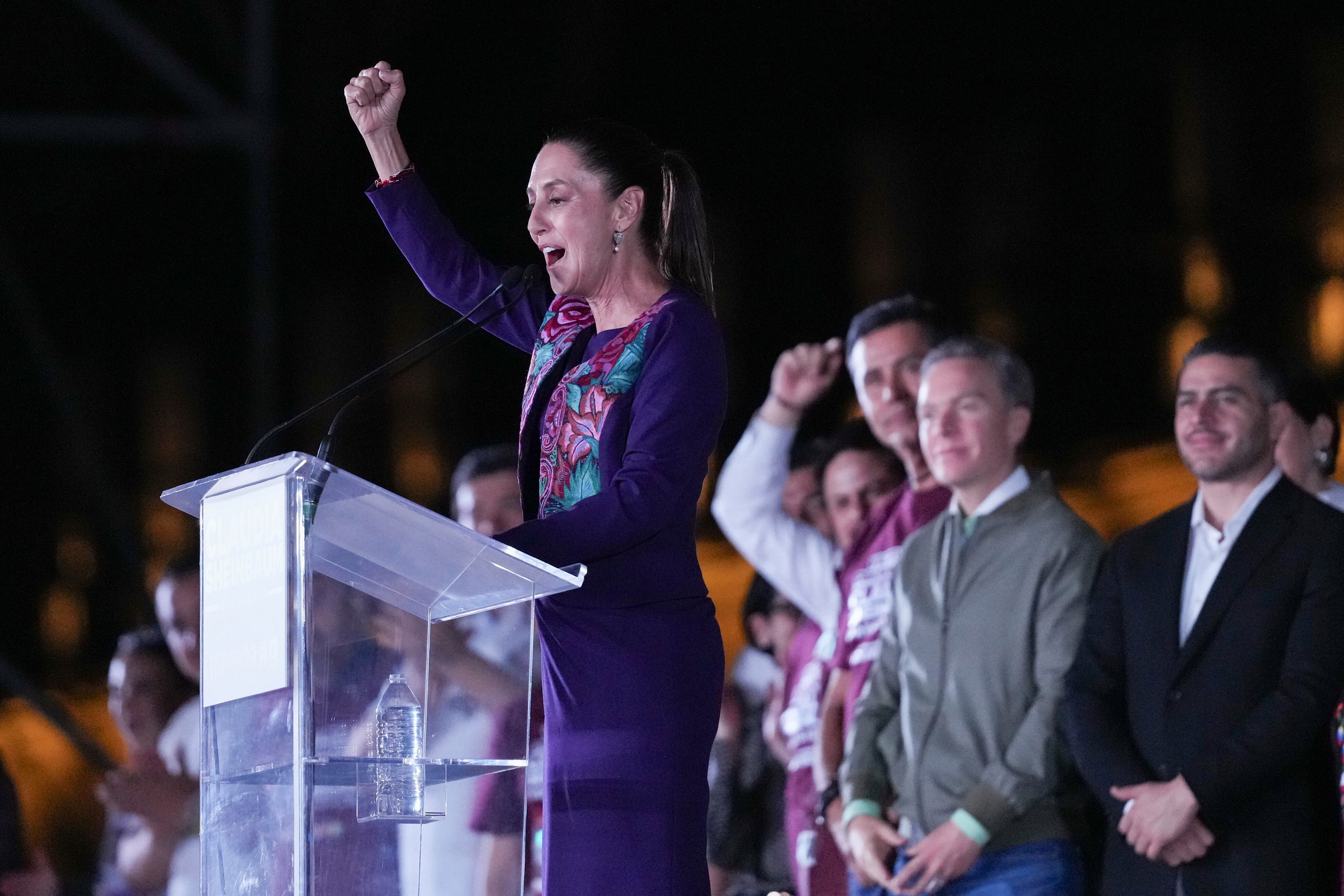 ARCHIVO - La candidata presidencial del partido gobernante, Claudia Sheinbaum, se dirige a sus seguidores en el Zócalo, la plaza principal de la Ciudad de México, luego de que el Instituto Nacional Electoral anunciara que tenía una ventaja irreversible en las elecciones del 3 de junio de 2024. (AP Foto/Marco Ugarte, Archivo)