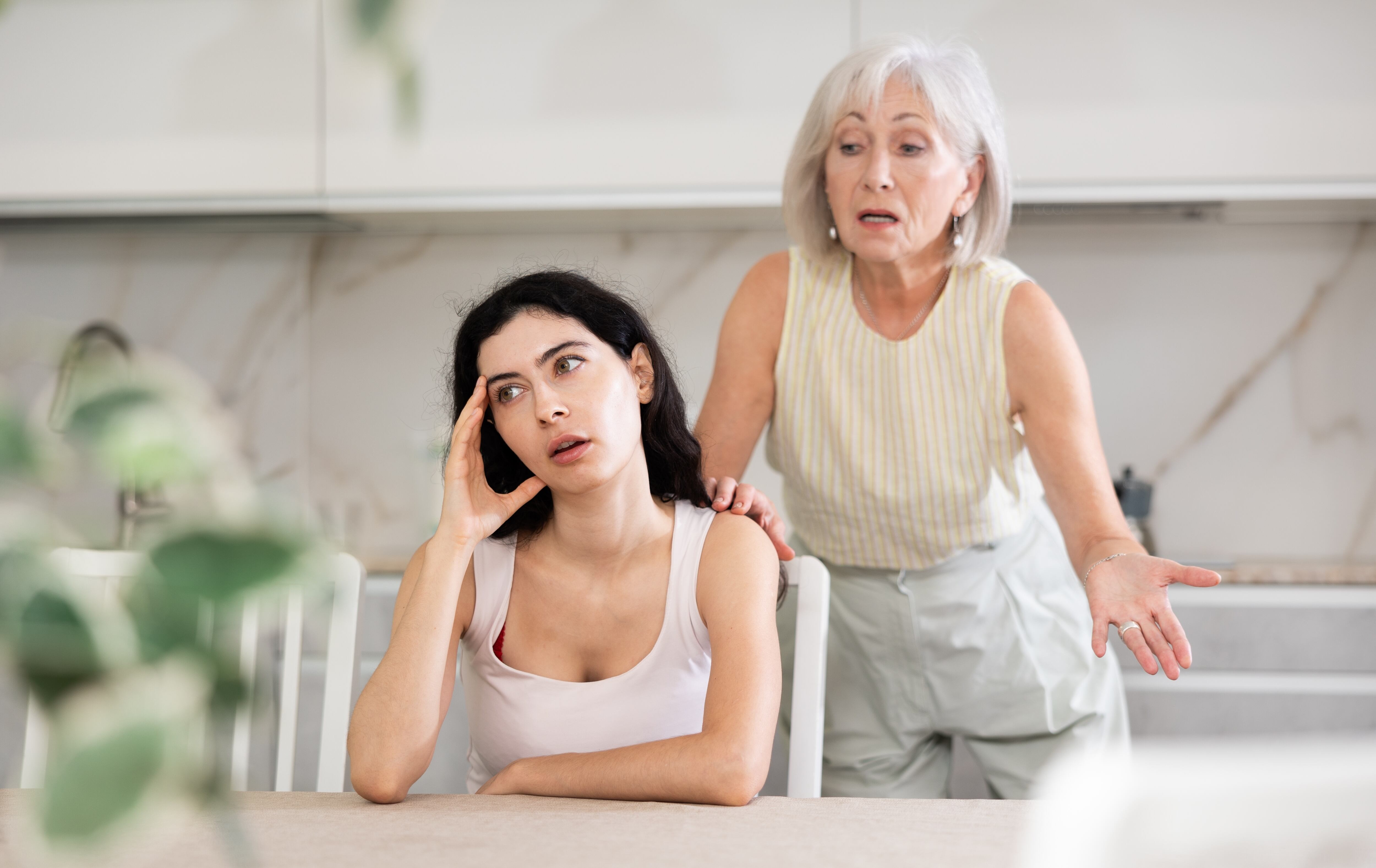 Madre e hija discutiendo (Shutterstock España)