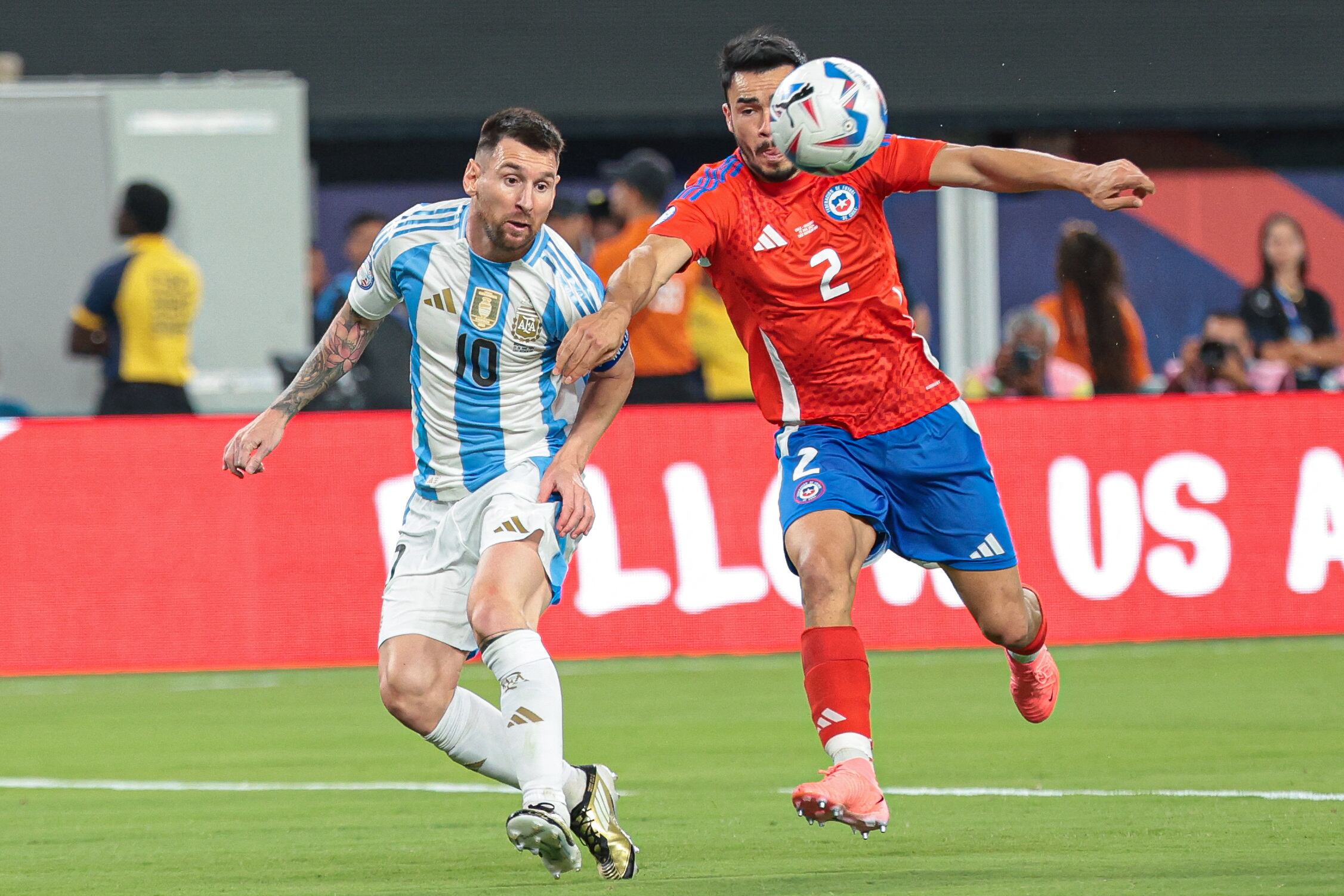 Messi en acción: el Diez pudo jugar los 90 minutos en la clasificación de Argentina a los cuartos de final (Vincent Carchietta-USA TODAY Sports)