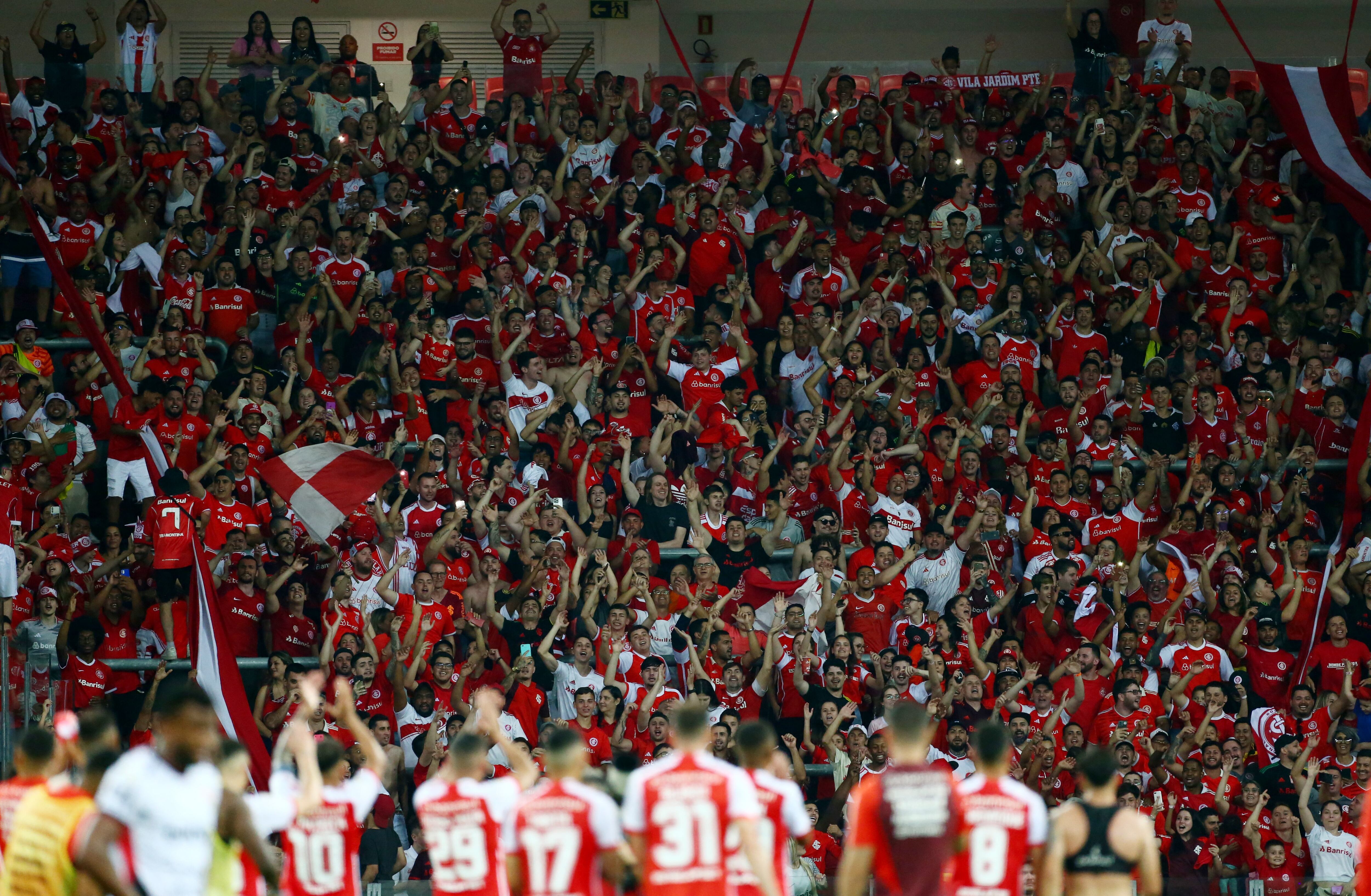 La celebración de Inter en el Beira-Río de Porto Alegre junto a su hinchada  - crédito Diego Vara / REUTERS