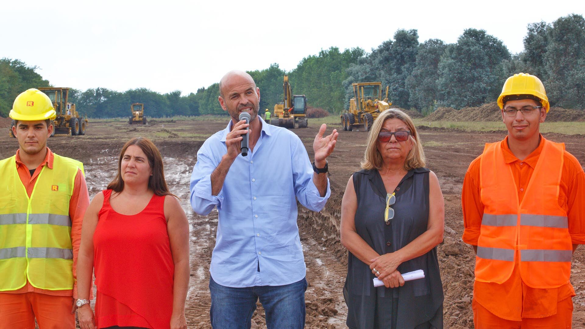 Manuela López Menéndez (con remera roja) respondía a Guillermo Dietrich