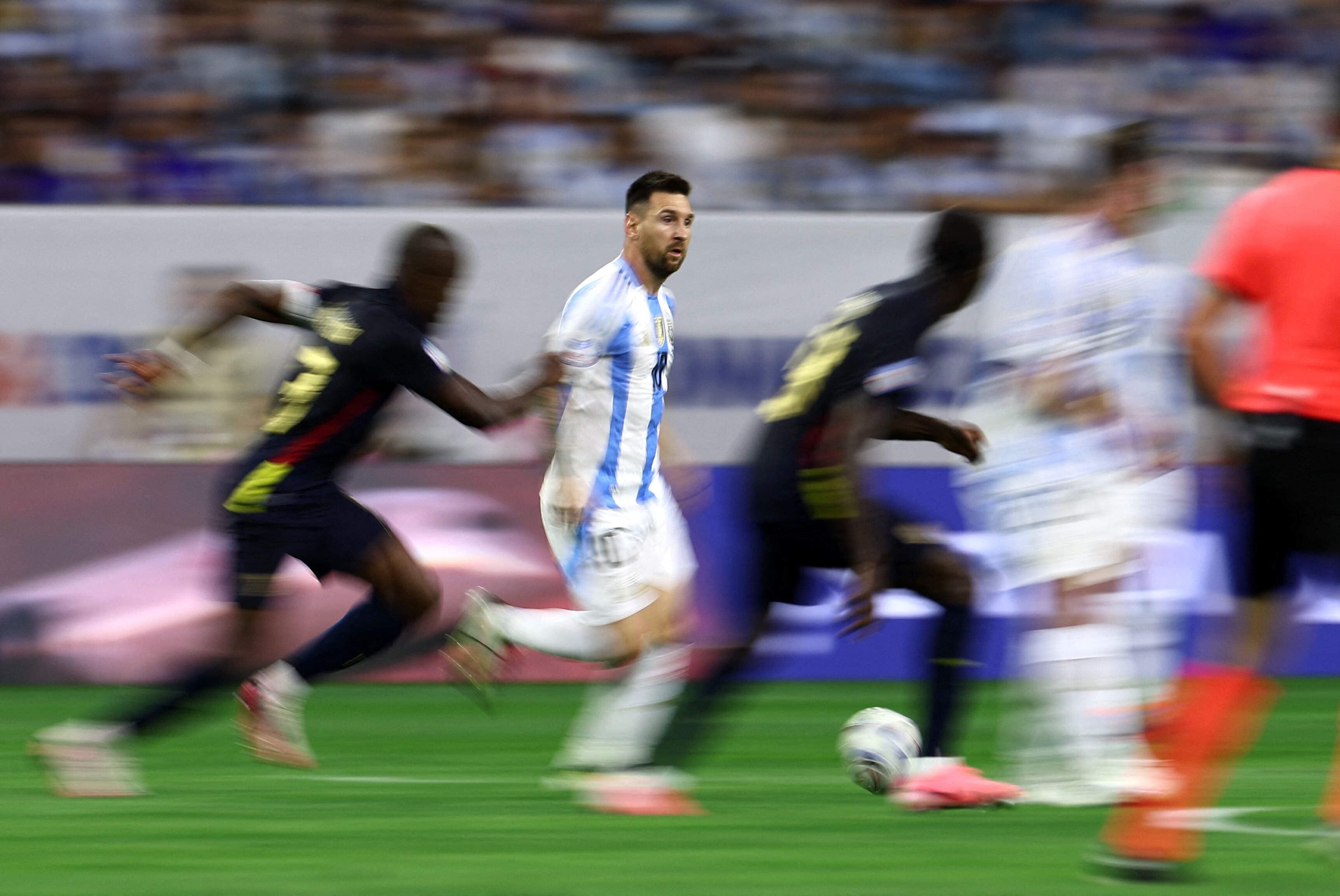 Lionel Messi a plena velocidad. El capitán volvió a la titularidad