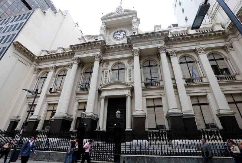 Peatones pasan frente al edificio del Banco Central, en la city porteña (REUTERS/Enrique Marcarian)