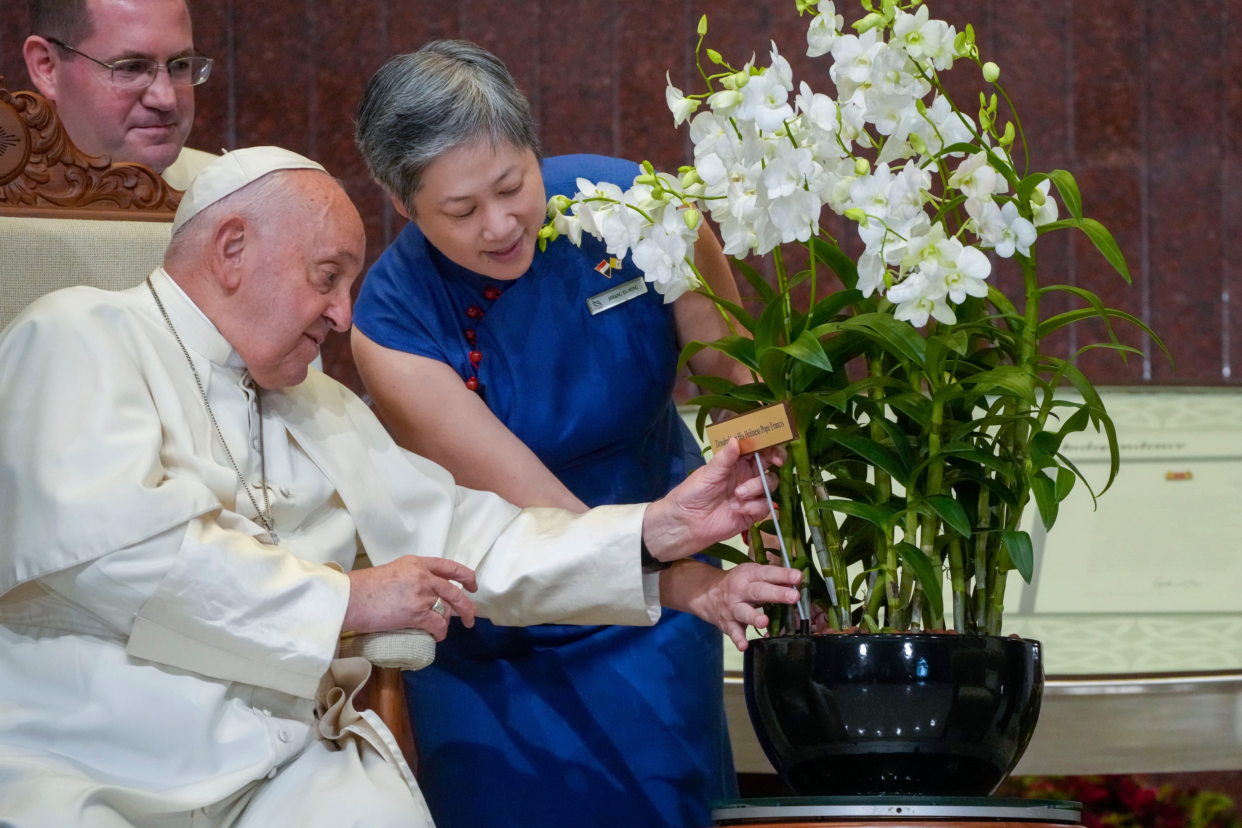 Desde Singapur el Papa Francisco criticó "la exclusión de aquellos que se encuentran al margen de los beneficios del progreso” y deseó “que se preste una particular atención a los pobres y a los ancianos”  (AP Foto/Gregorio Borgia)