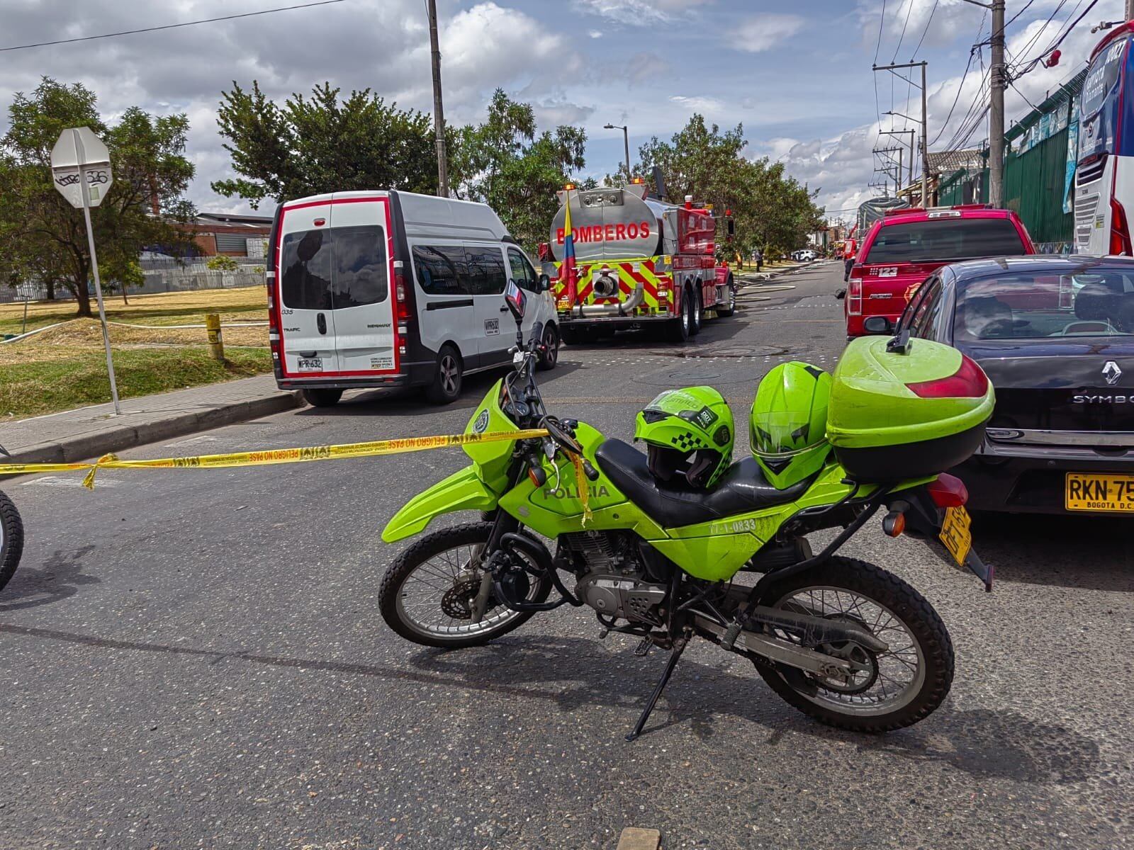 Las autoridades acompañan las labores del personal de Bomberos - crédito @BogotaTransito/X