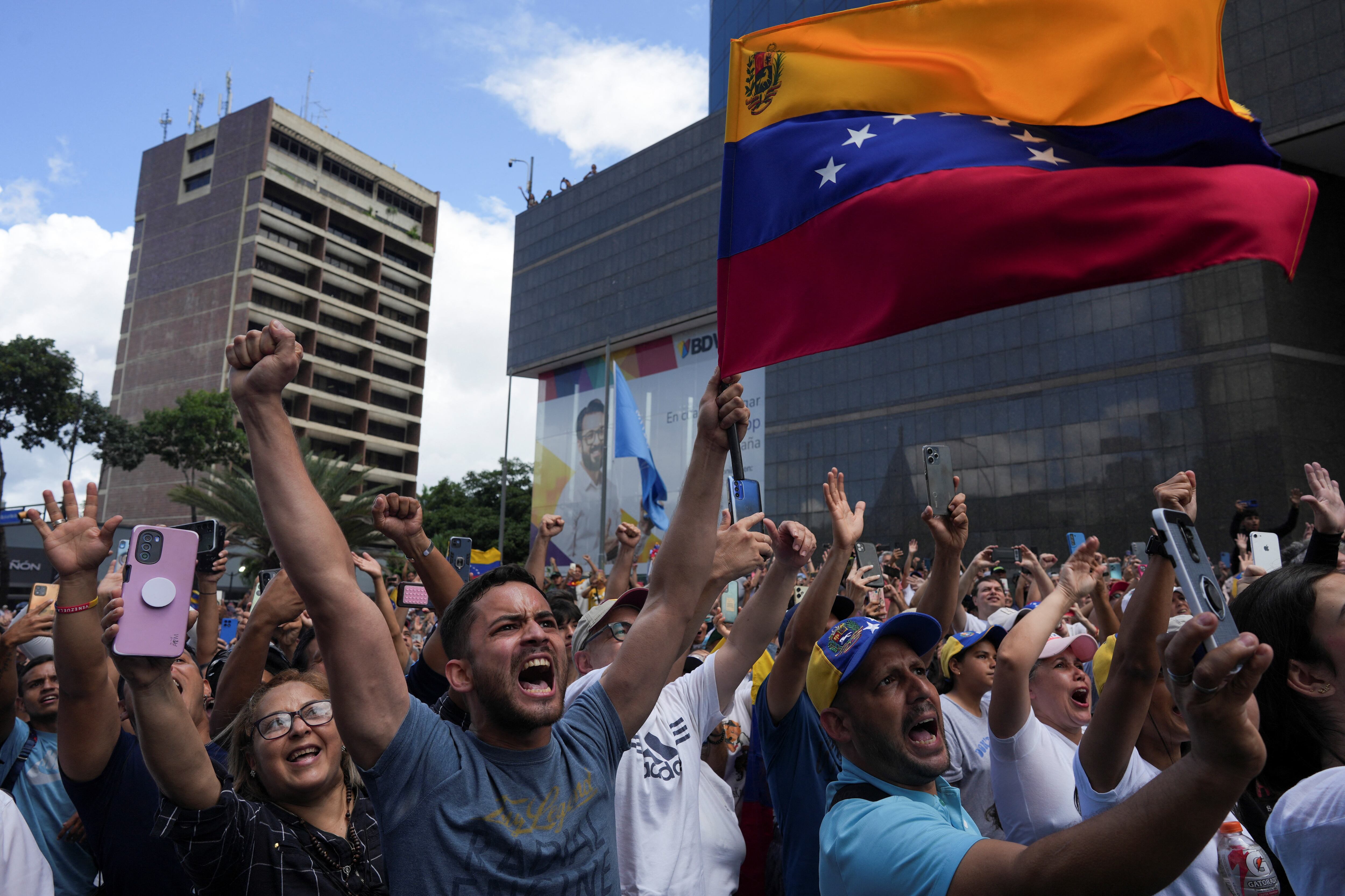 Manifestantes se reúnen para protestar contra los resultados electorales que otorgaron a Nicolás Maduro un tercer mandato. REUTERS/Alexandre Meneghini