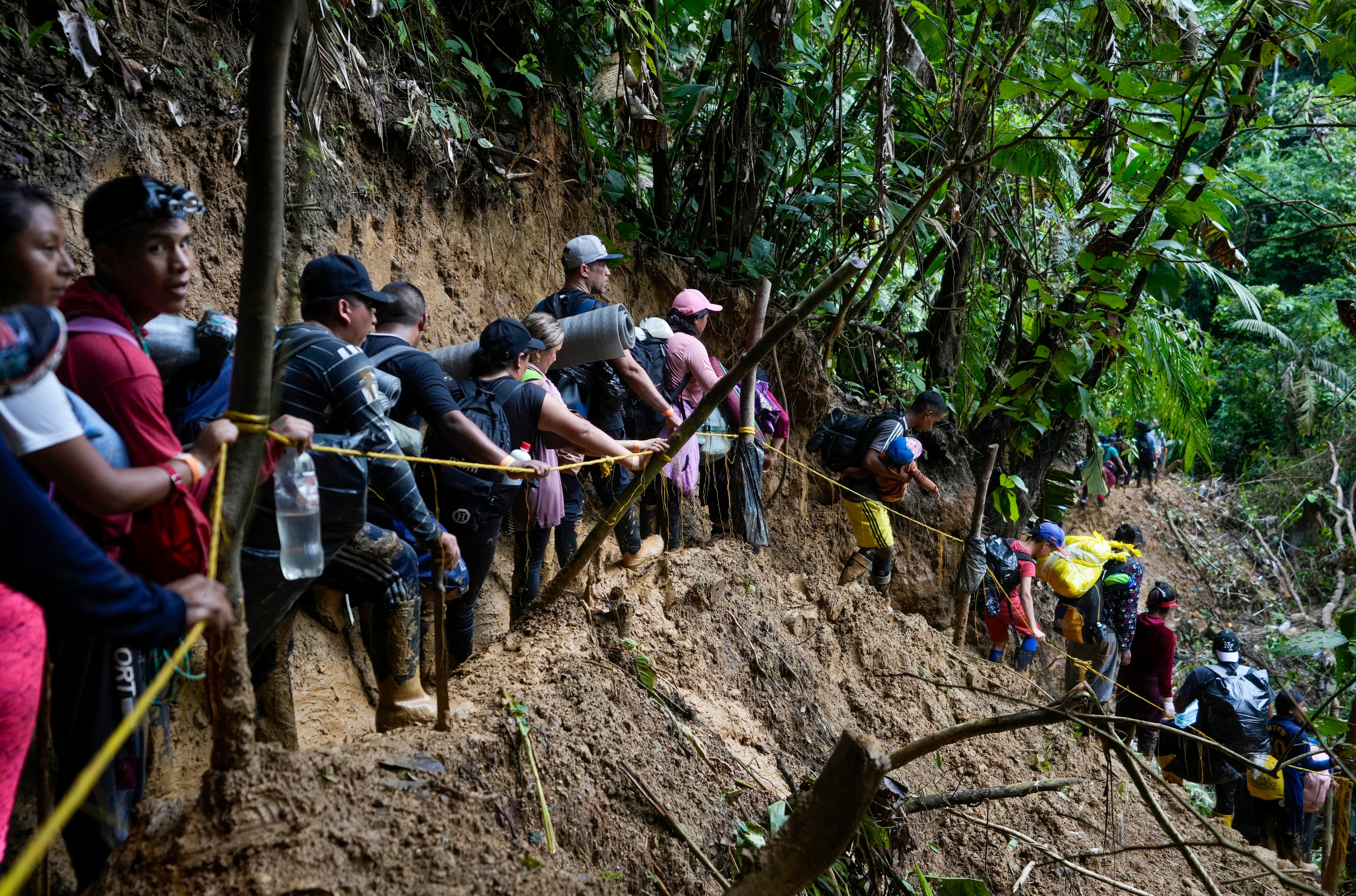 Migrantes, la mayoría de ellos venezolanos, caminan en la región del Darién de Colombia rumbo a Panamá, con la esperanza de llegar a Estados Unidos (AP Foto/Fernando Vergara, Archivo)