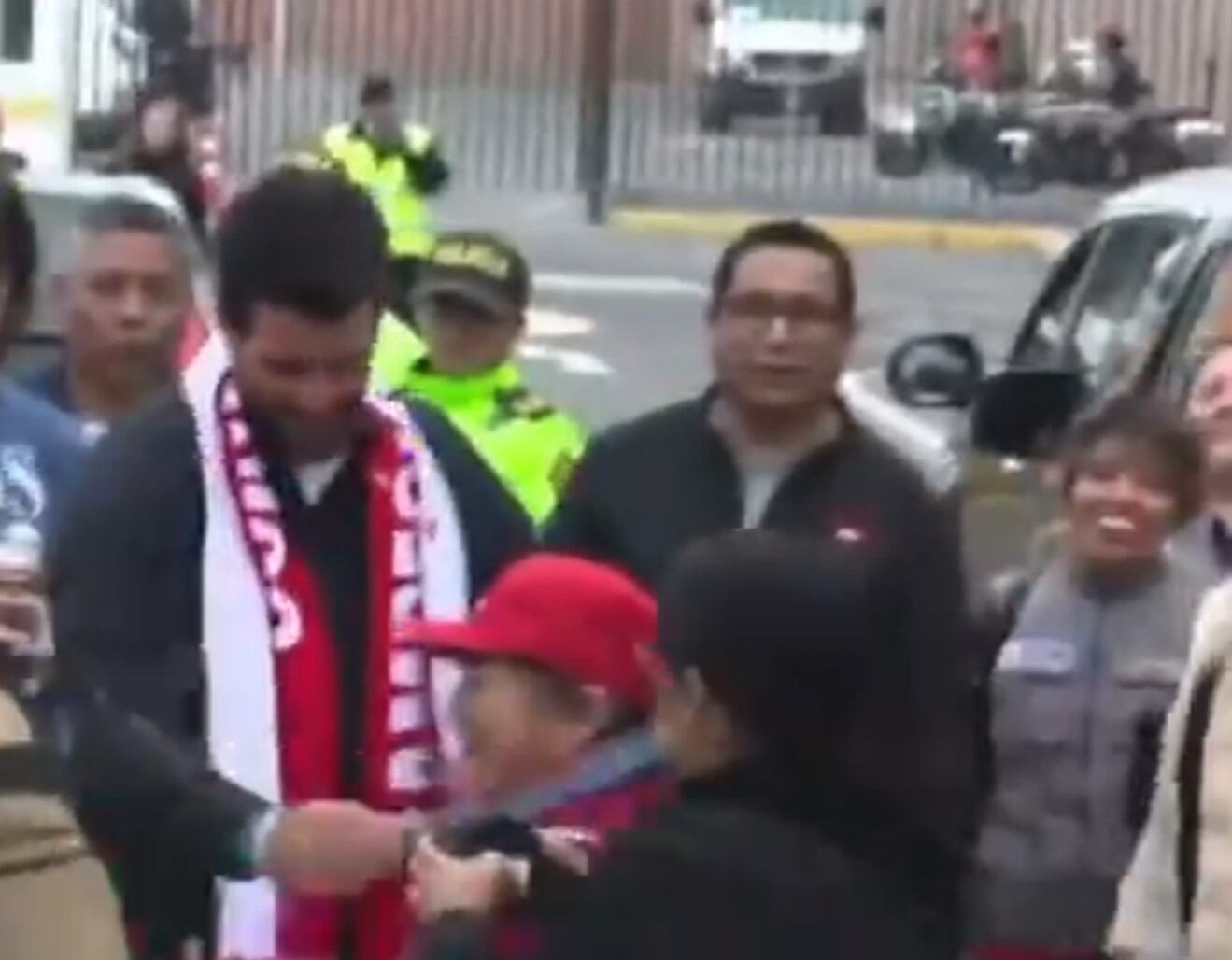 Stefano Peschiera conmueve al entregar su medalla de bronce a su nana en su regreso a Perú. (Captura: X)