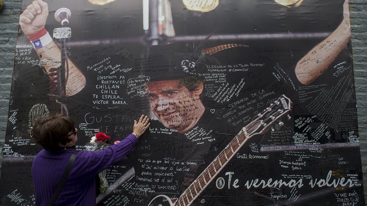 Uno de los murales frente a la clínica ALCLA, donde Cerati pasó sus últimos años internado (EFE)