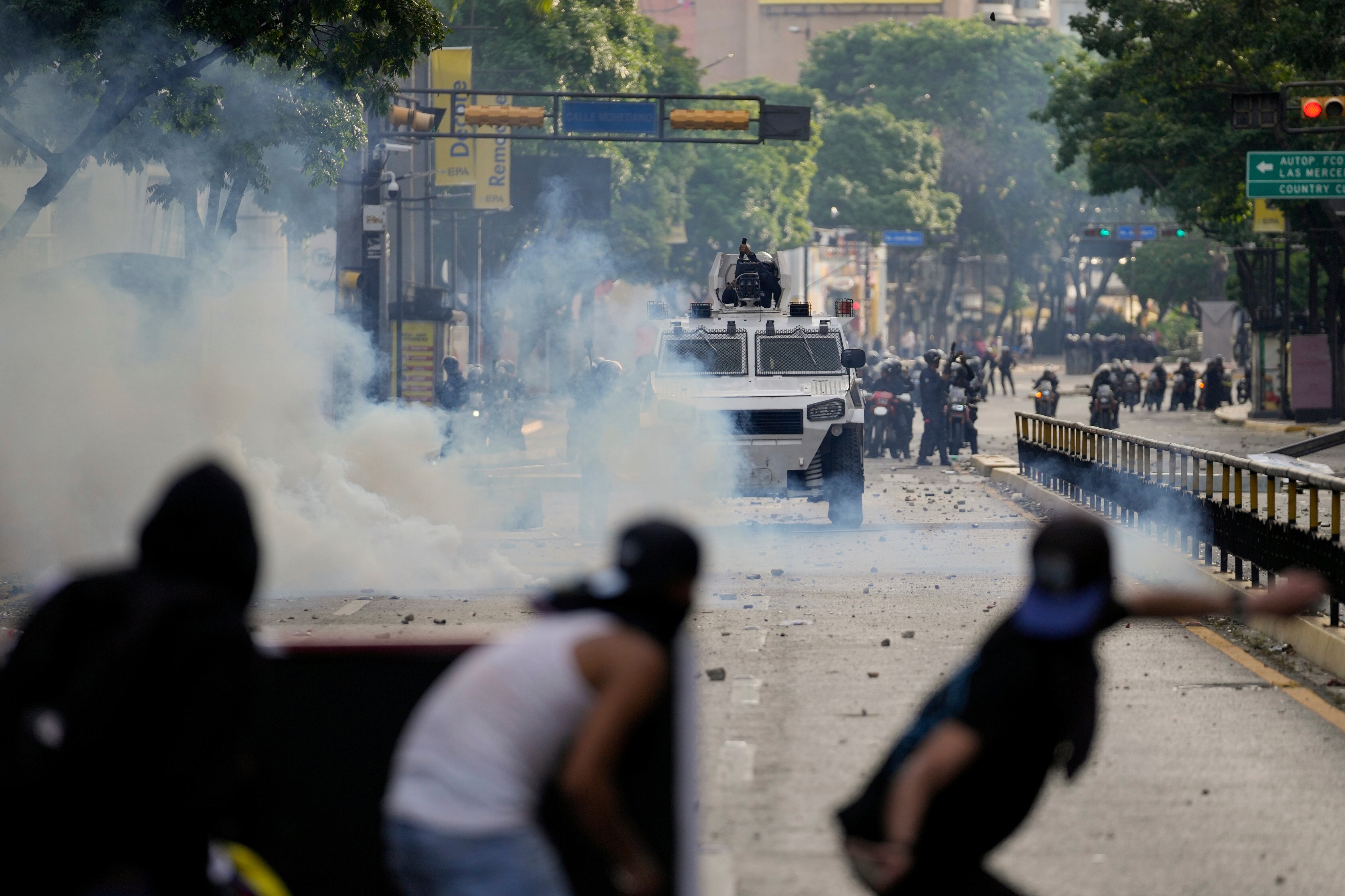 Manifestantes se enfrentan a la policía en las protestas contra los resultados de las elecciones que dieron por ganador a Nicolás Maduro, el día después de las votaciones en Caracas, Venezuela (AP Foto/Matías Delacroix)