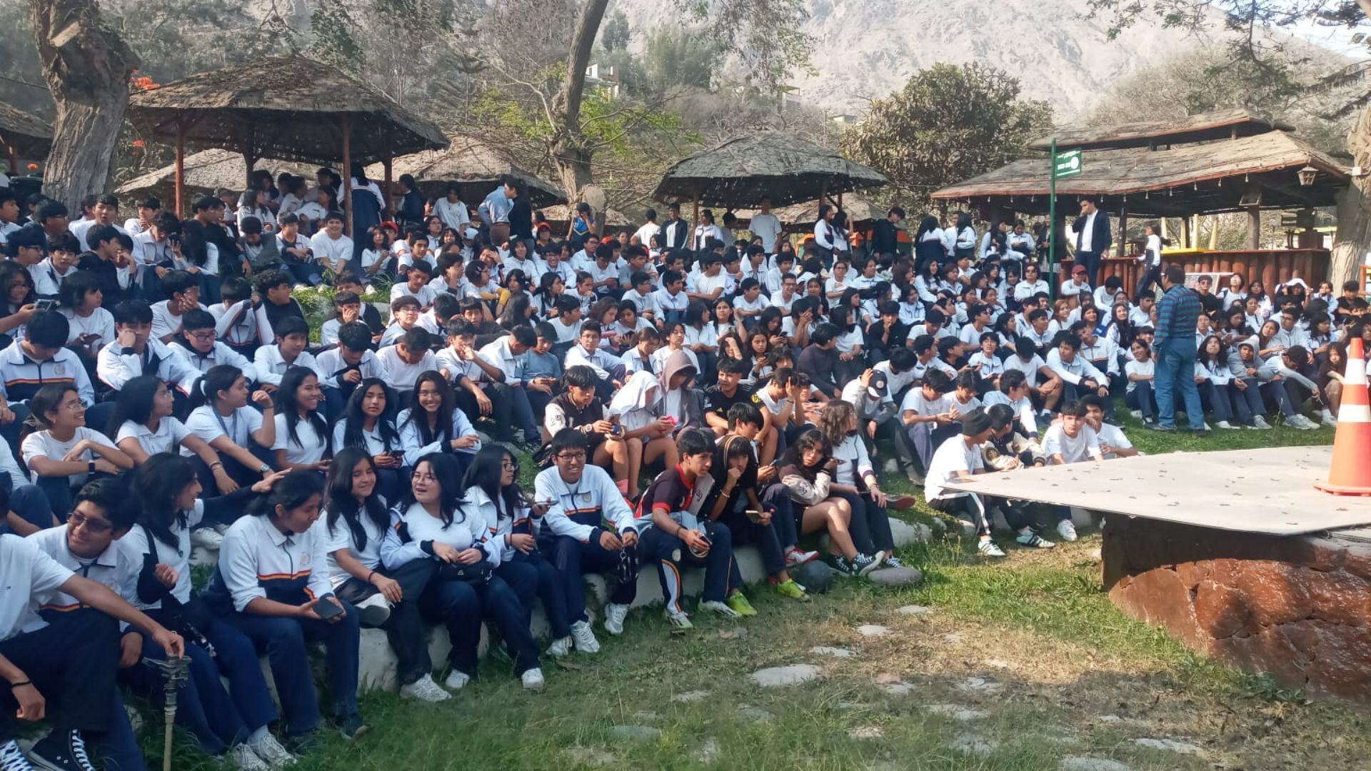 Alumnos del COAR agrupados ante incendio en Huampaní. (Foto: Minedu)