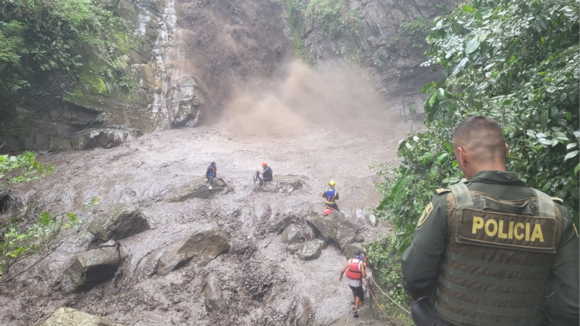 En Villeta murieron dos personas que estaban en la quebrada Cune tras una creciente súbita. (Bomberos de Cundinamarca)