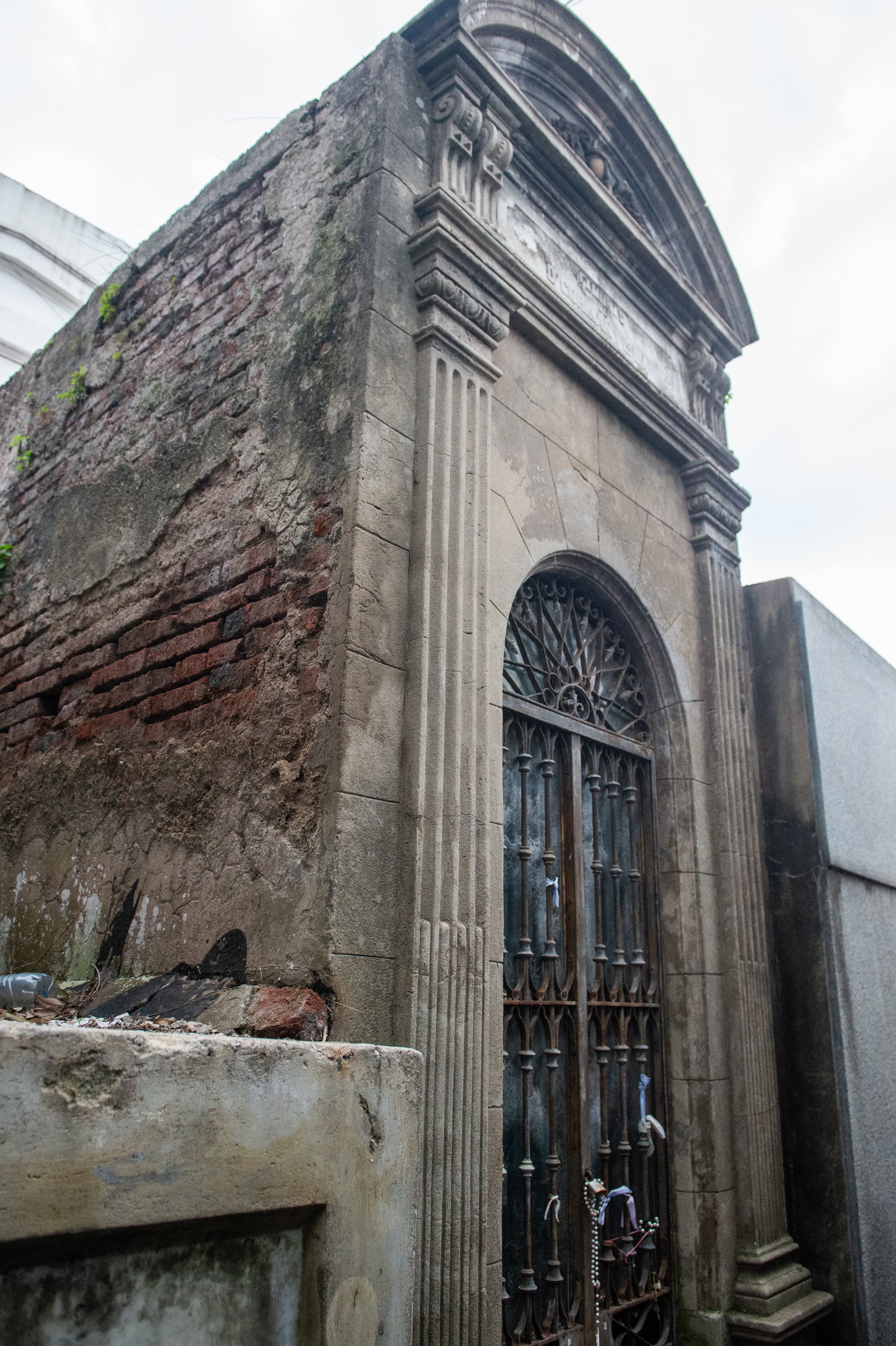 Abren la tumba de Camila O'Gorman en el cementerio de recoleta