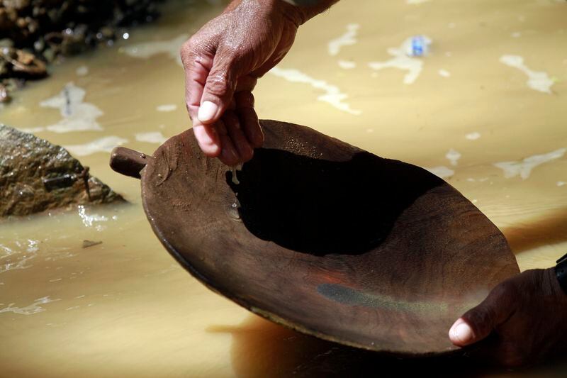 Un minero agita una batea para buscar oro en el río Cauca, en Santa Fe de Antioquia, una zona que sería distrito minero - crédito Albeiro Lopera/X