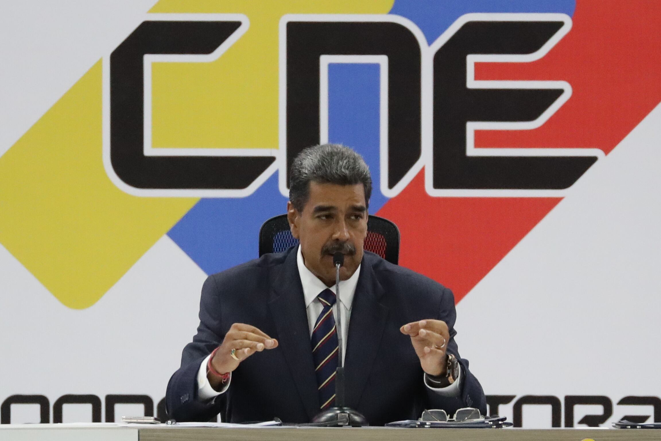 El presidente de Venezuela, Nicolás Maduro, habla luego de auto proclamarse reelecto por el Consejo Nacional Electoral (EFE/ Ronald Peña R)
