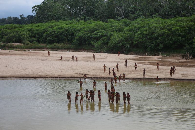 Miembros de la comunidad indígena Mashco Piro se reúnen en las orillas del río Las Piedras, donde han sido vistos saliendo con mayor frecuencia de la selva en busca de alimento y alejándose de la creciente presencia de madereros, en Monte Salvado, en la región de Madre de Dios, Perú, 27 de junio de 2024. Imagen: Reuters 