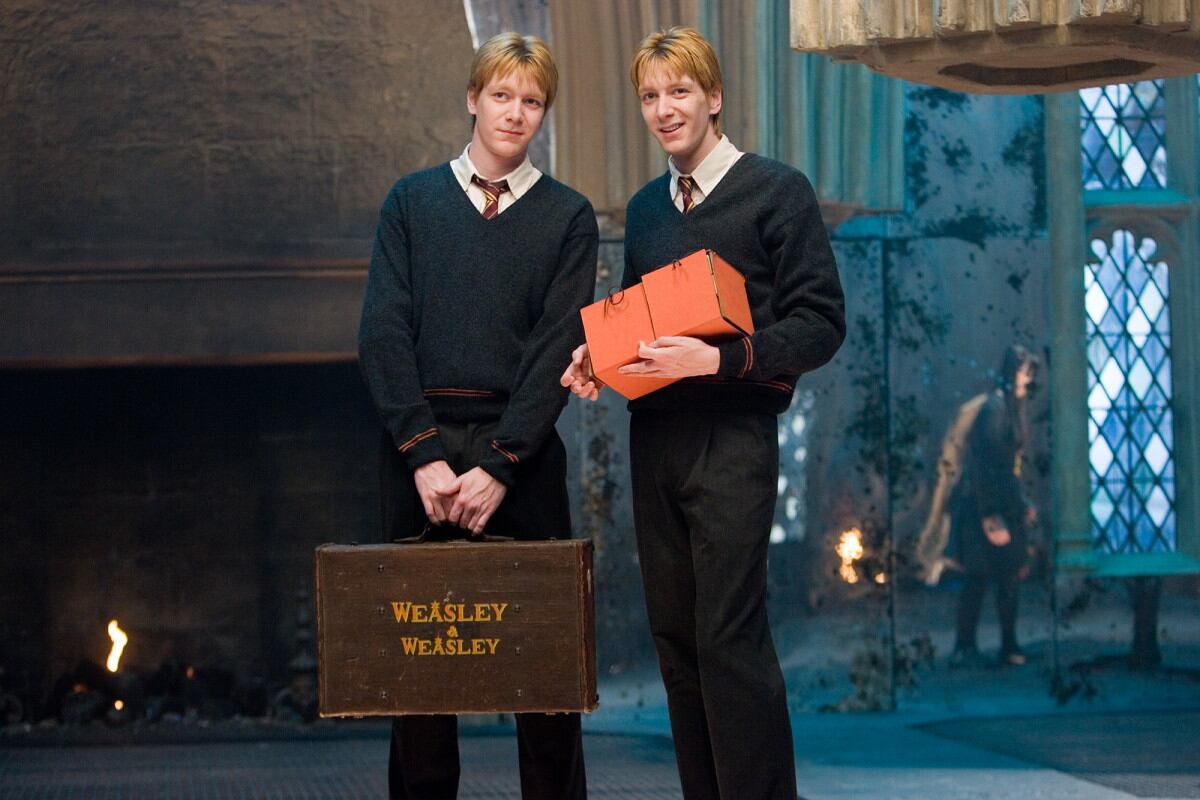 Los actores detrás de los icónicos gemelos Weasley serán parte del programa concurso “Wizards of Baking”. (Créditos: Warner Bros.)