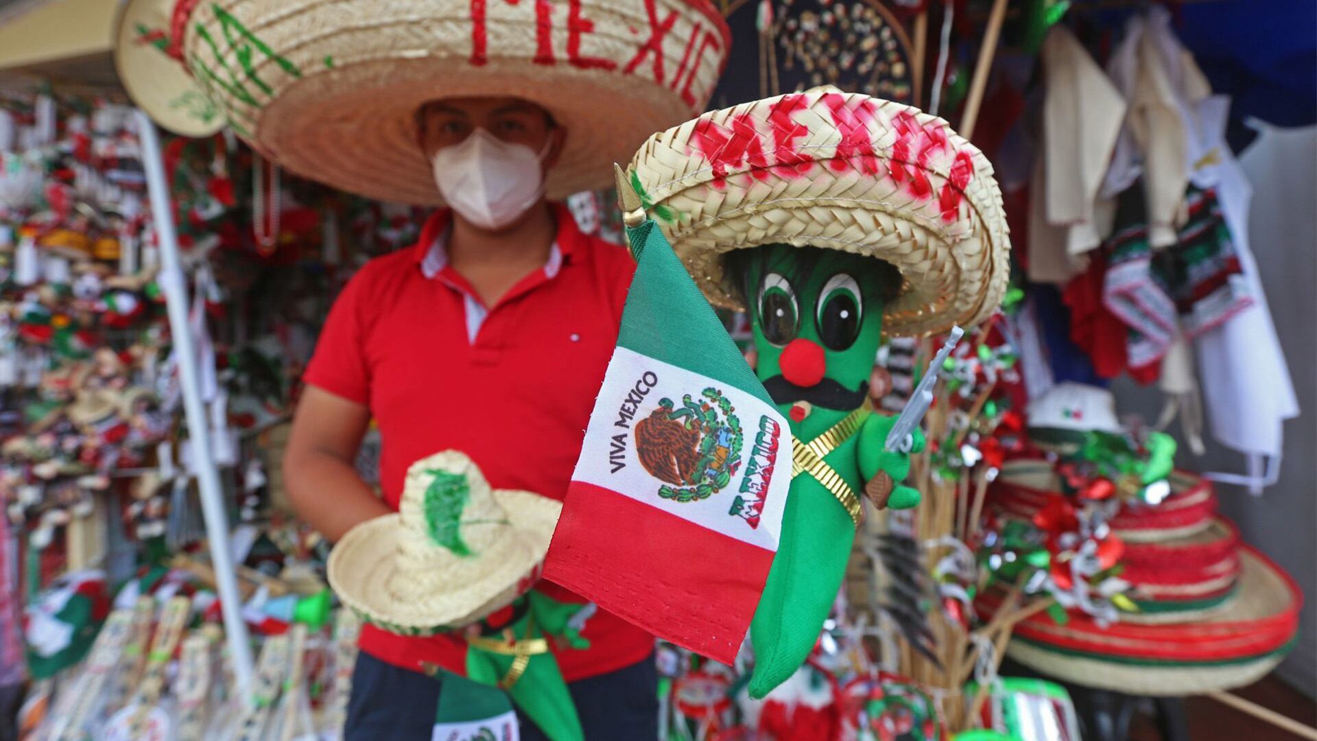 La bandera ondea en honor al Mes Patrio y la Independencia de México, celebrando el espíritu nacional en septiembre