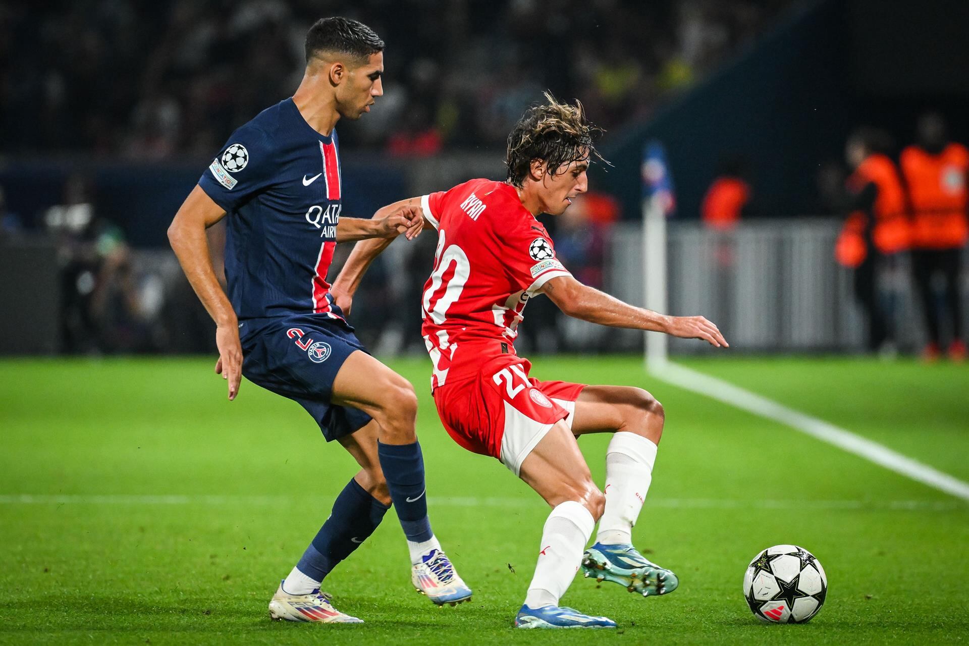 El Girona FC perdió (1-0) este miércoles ante el Paris Saint-Germain en su debut en la Liga de Campeones por culpa de un gol en el minuto 90 de Nuno Mendes, que se le coló entre brazos y piernas a 