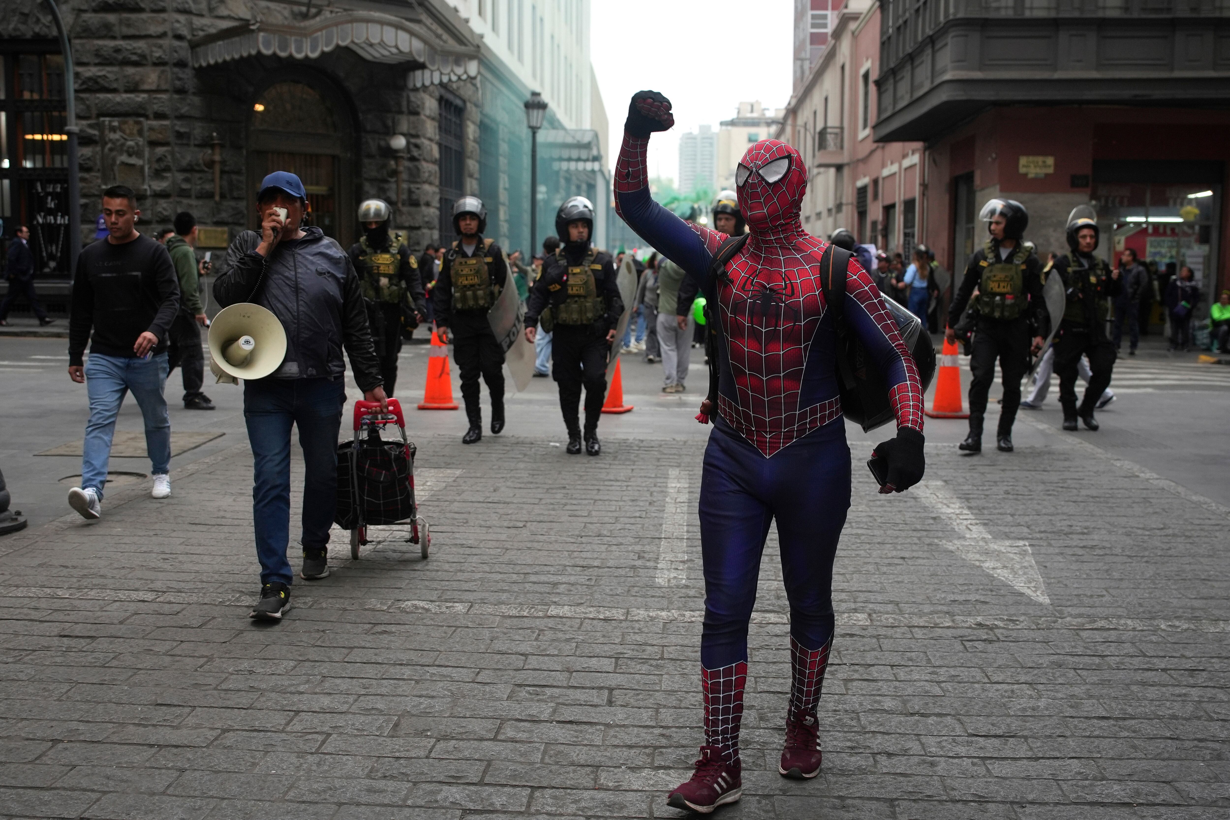 La historia de lucha de un joven disfrazado de Spiderman evoca un sentido de comunidad y apoyo en redes sociales (AP Foto/Guadalupe Pardo)