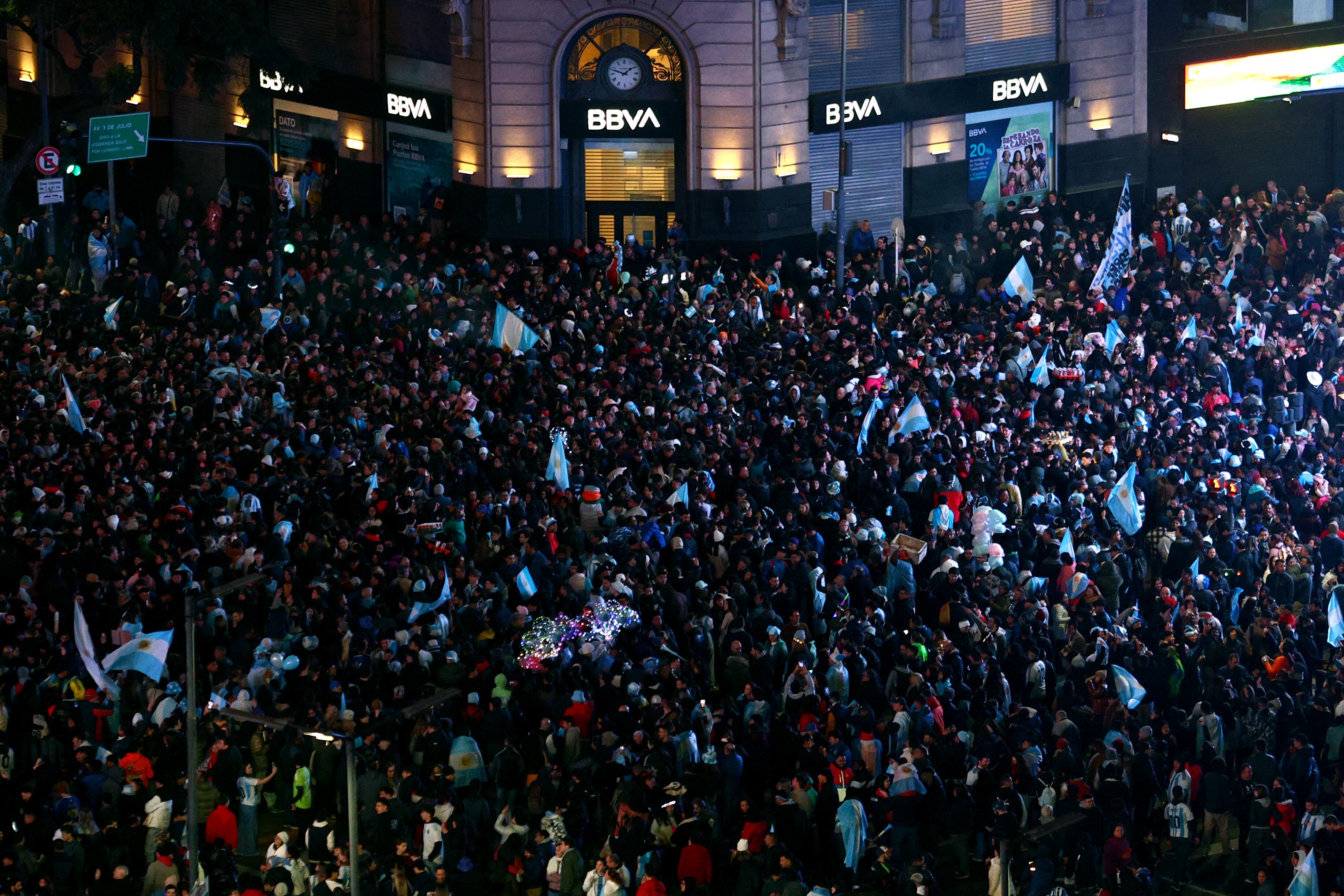 Miles de hinchas argentinos se concentraron en el Obelisco para festejar por un nuevo título de la Albiceleste