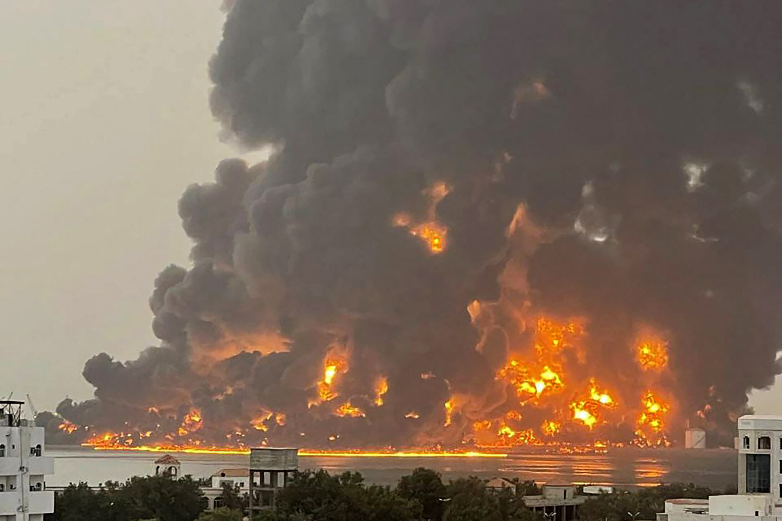 El humo se eleva de un fuego después de un ataque aéreo israelí en Hodeida