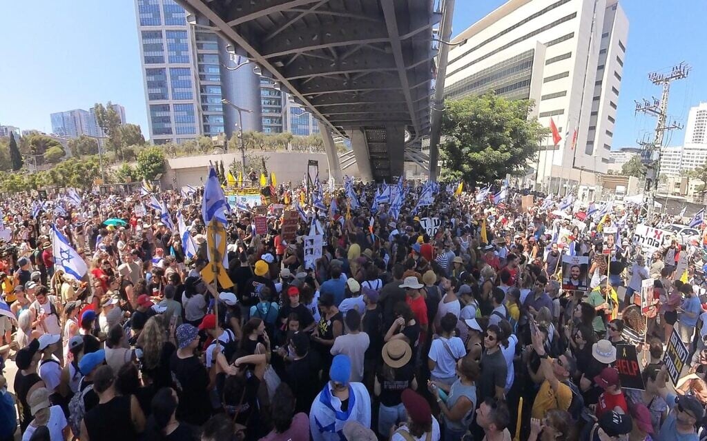 Multitudinaria protesta en Israel en medio de la huelga para pedir un cese del fuego en la Franja de Gaza