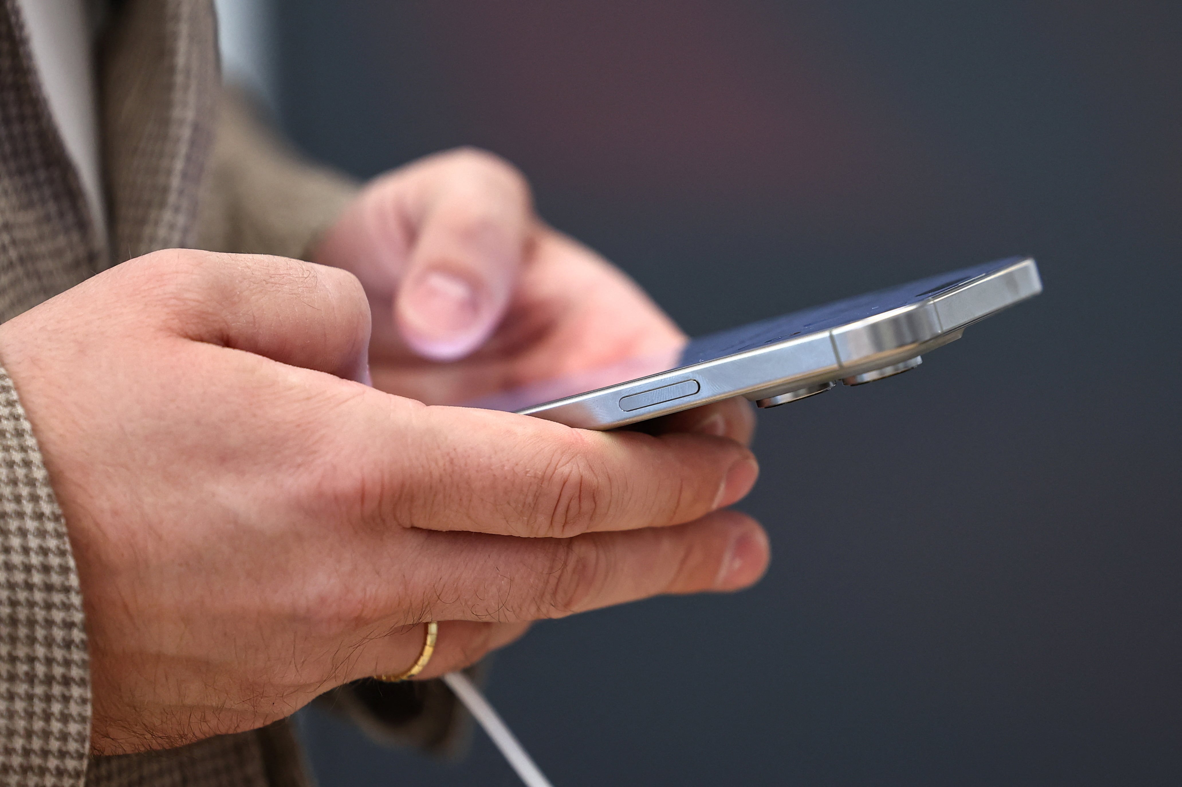 Los íconos oscuros hacen parte de las novedades del sistema operativo para los celulares de Apple. (REUTERS/Evgenia Novozhenina)